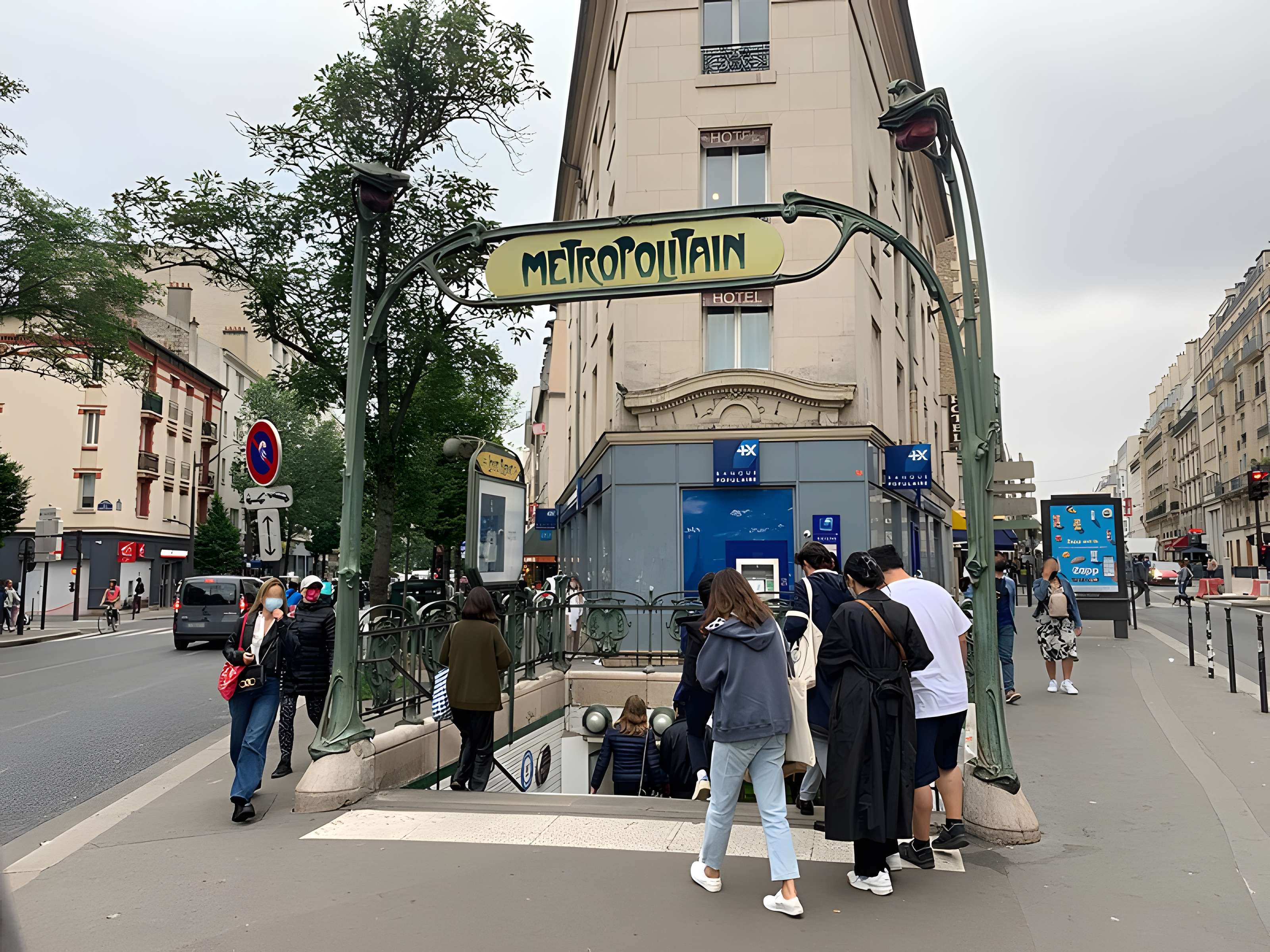 Métropolitain, station Louis-Blanc