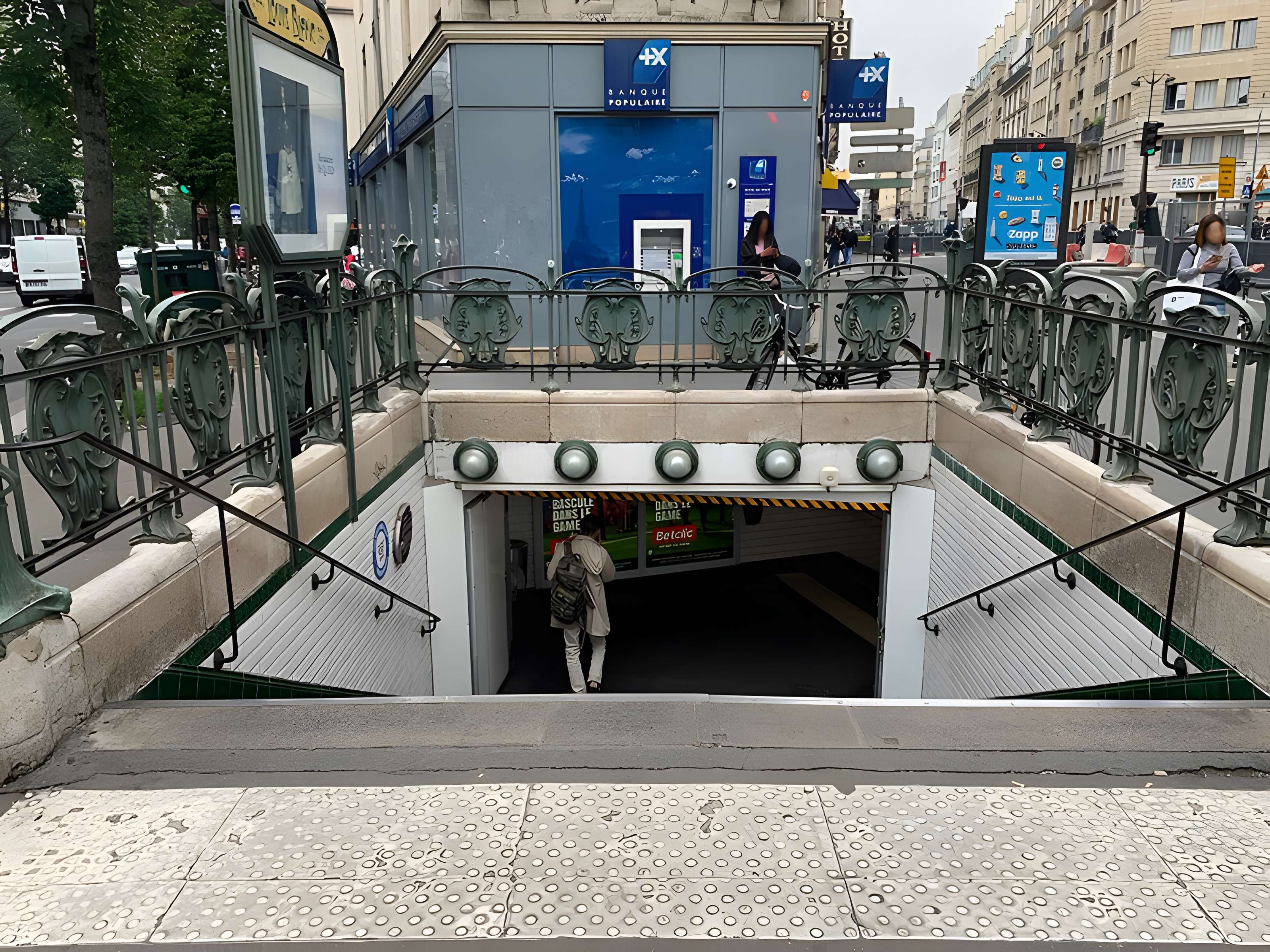 Métropolitain, station Louis-Blanc