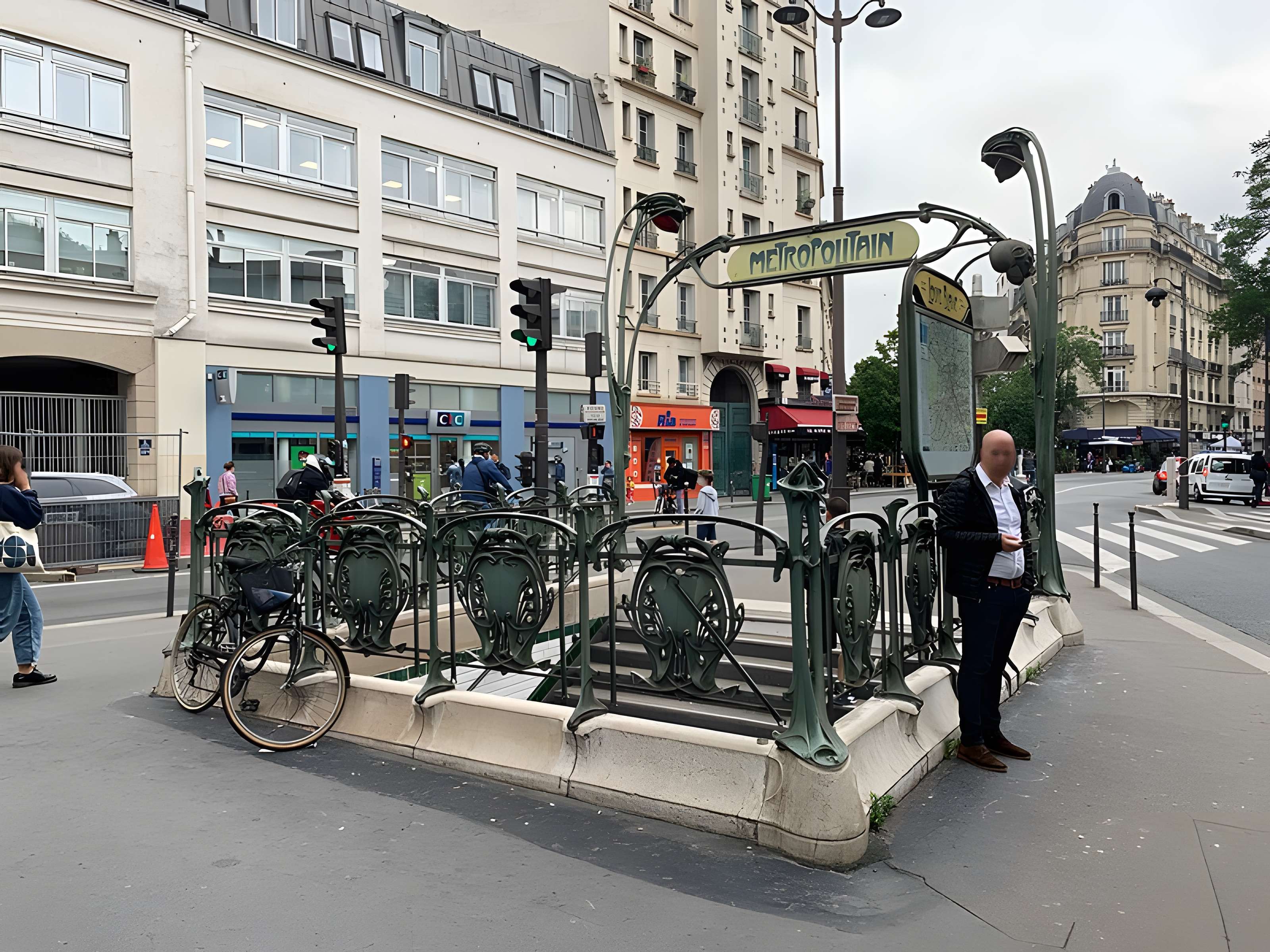 Métropolitain, station Louis-Blanc