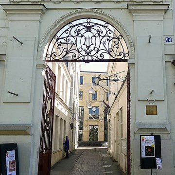 Ancienne fabrique dinstruments de musique  Gautrot-Couesnon , actuellement immeuble de lUnion Fraternelle des Métallurgistes