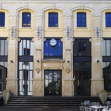 Ancienne fabrique dinstruments de musique  Gautrot-Couesnon , actuellement immeuble de lUnion Fraternelle des Métallurgistes