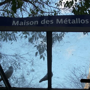 Ancienne fabrique dinstruments de musique  Gautrot-Couesnon , actuellement immeuble de lUnion Fraternelle des Métallurgistes