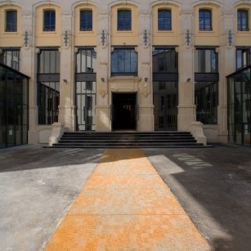 Ancienne fabrique dinstruments de musique  Gautrot-Couesnon , actuellement immeuble de lUnion Fraternelle des Métallurgistes