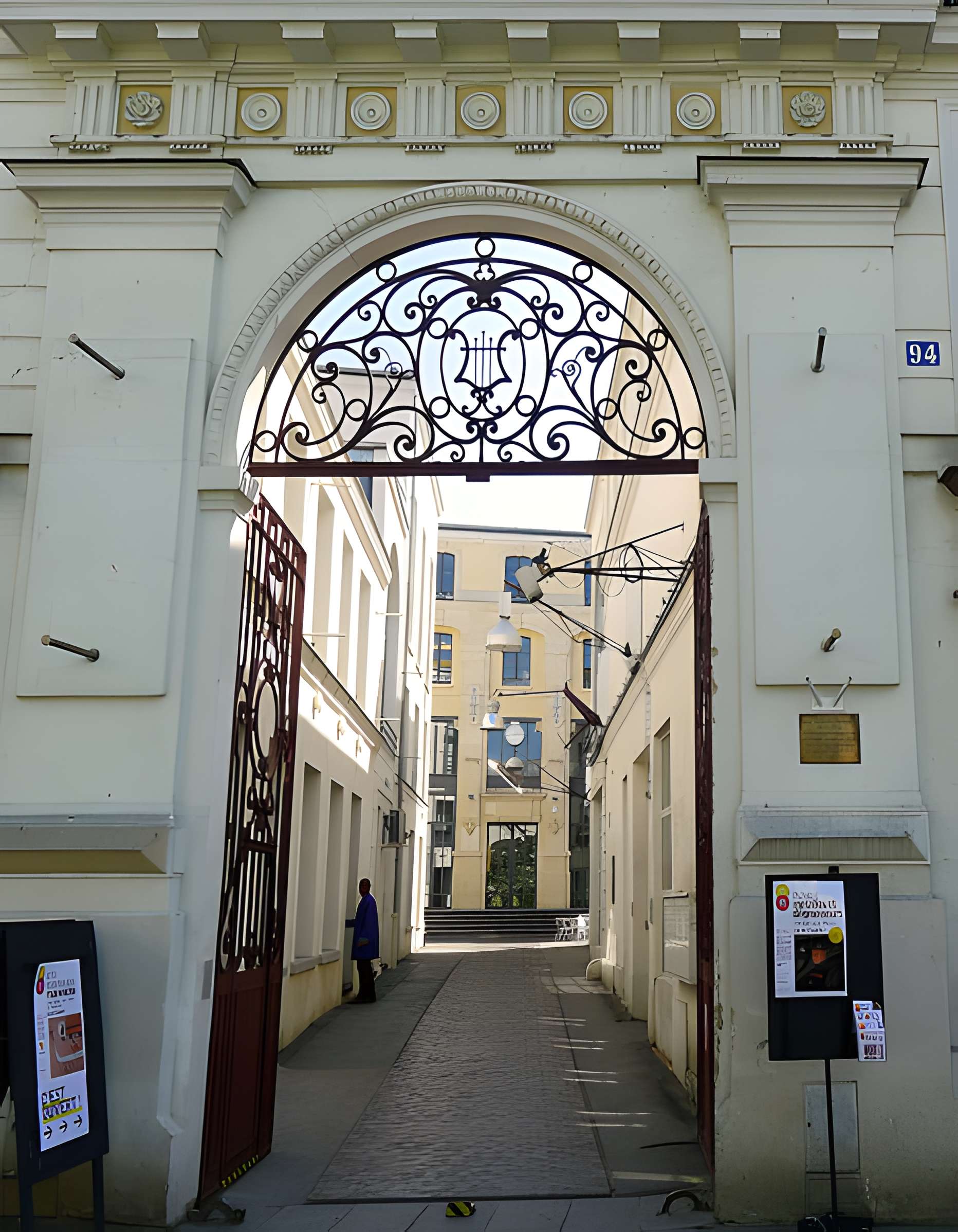 Ancienne fabrique d'instruments de musique  Gautrot-Couesnon , actuellement immeuble de l'Union Fraternelle des Métallurgistes