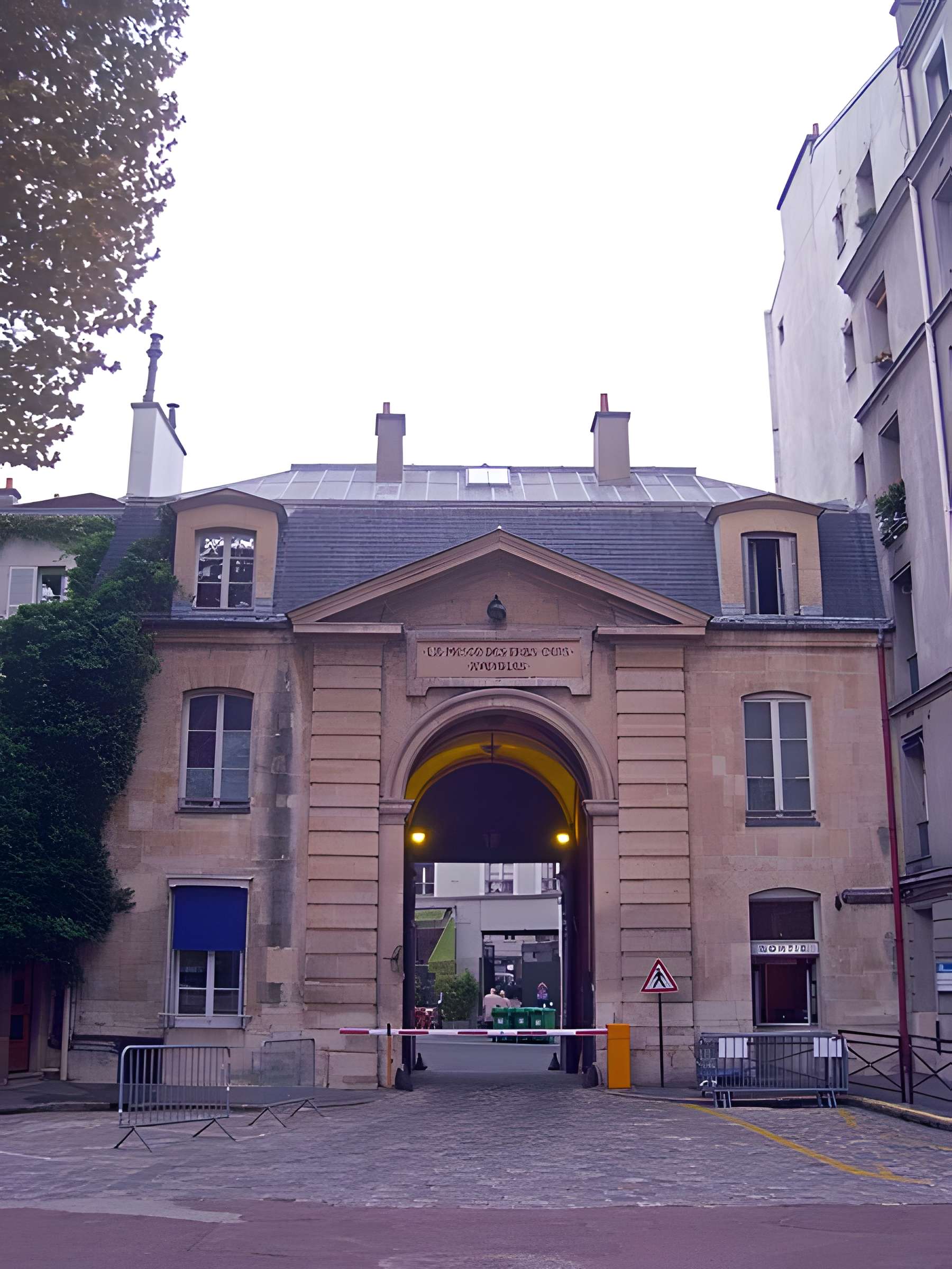 Ancienne caserne des Mousquetaires Noirs, dans l'actuel Hôpital des Quinze-Vingts (Centre d'ophtalmologie)