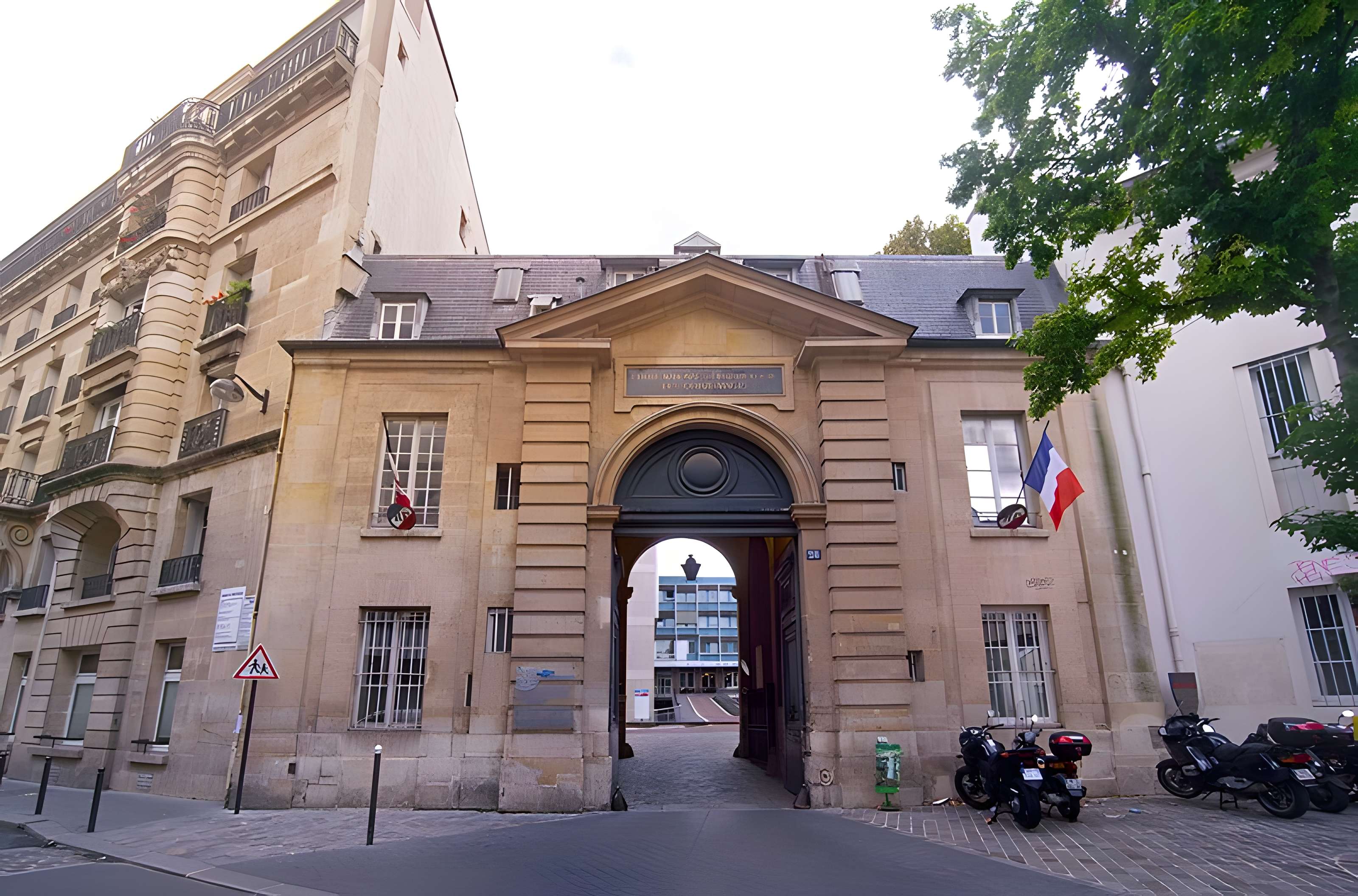 Ancienne caserne des Mousquetaires Noirs, dans l'actuel Hôpital des Quinze-Vingts (Centre d'ophtalmologie)