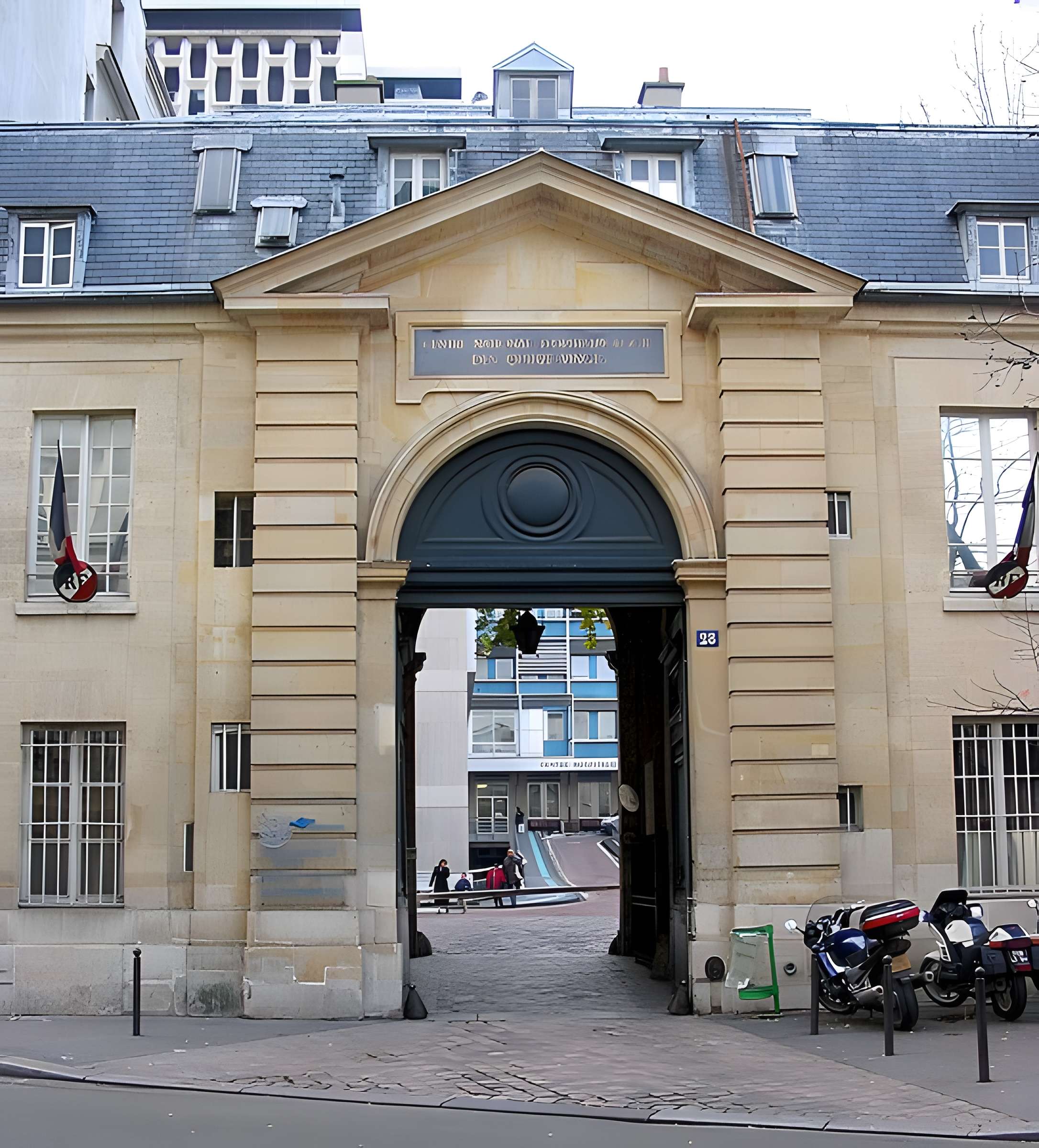 Ancienne caserne des Mousquetaires Noirs, dans l'actuel Hôpital des Quinze-Vingts (Centre d'ophtalmologie)