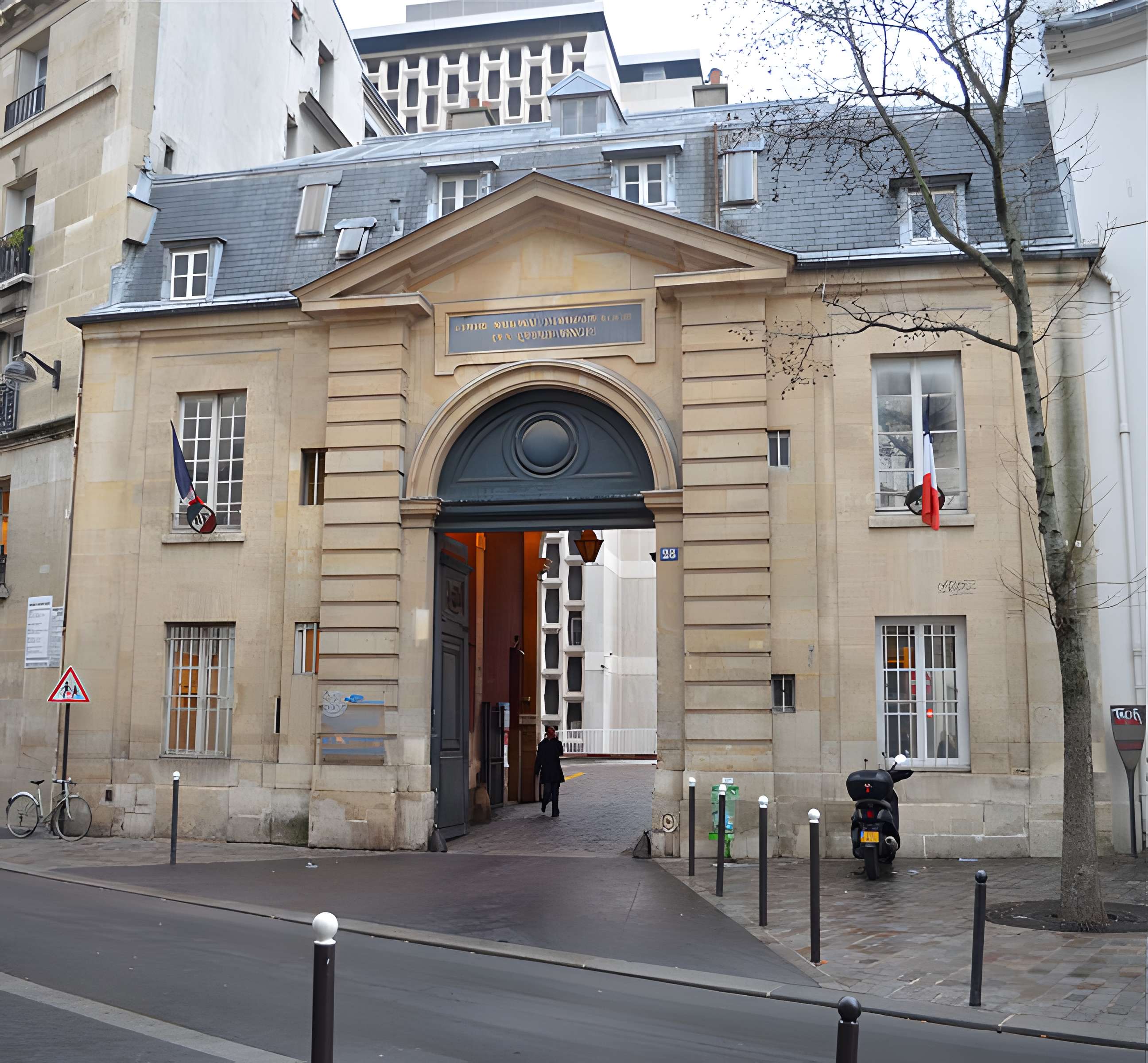 Ancienne caserne des Mousquetaires Noirs, dans l'actuel Hôpital des Quinze-Vingts (Centre d'ophtalmologie)