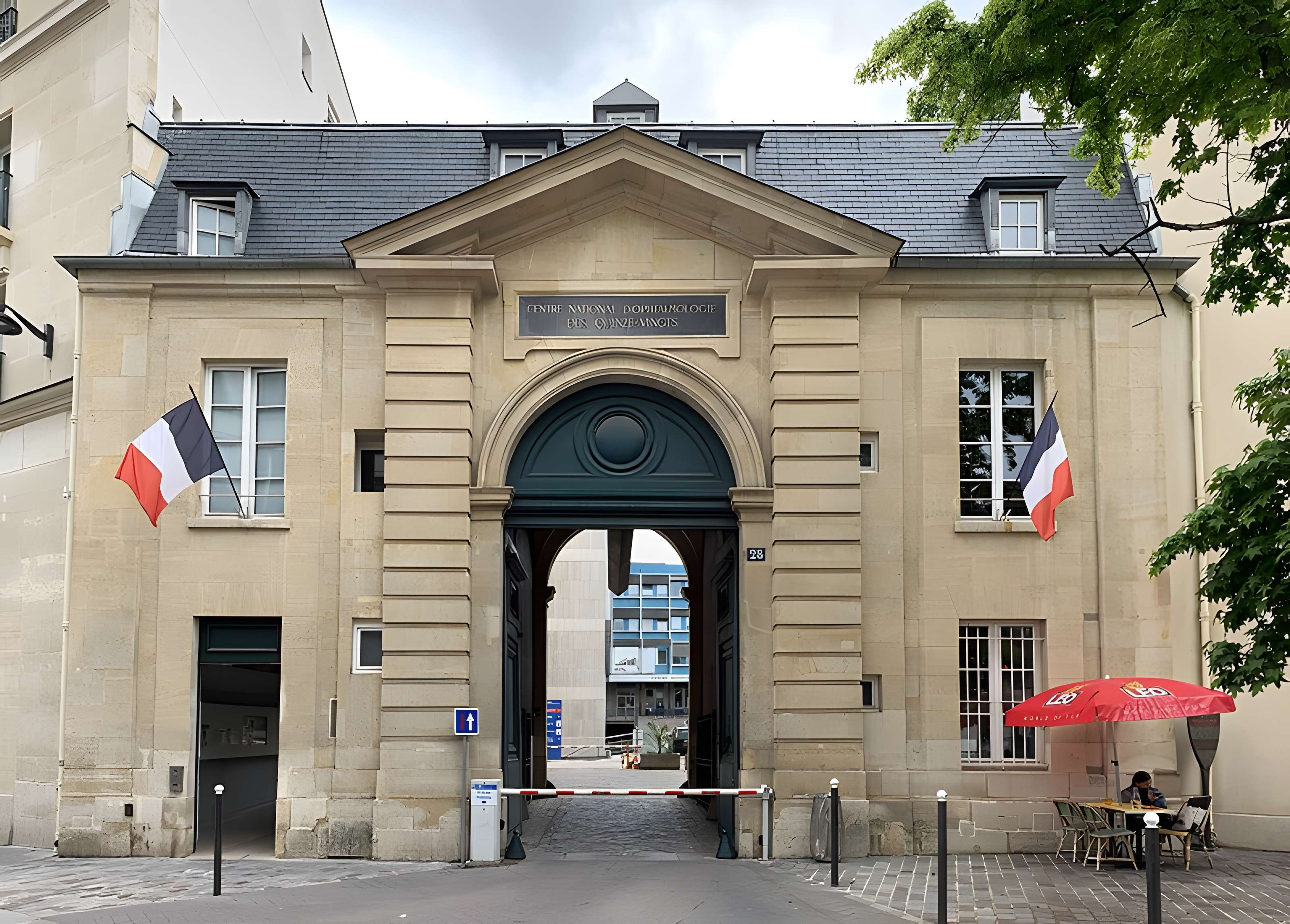 Ancienne caserne des Mousquetaires Noirs, dans l'actuel Hôpital des Quinze-Vingts (Centre d'ophtalmologie)