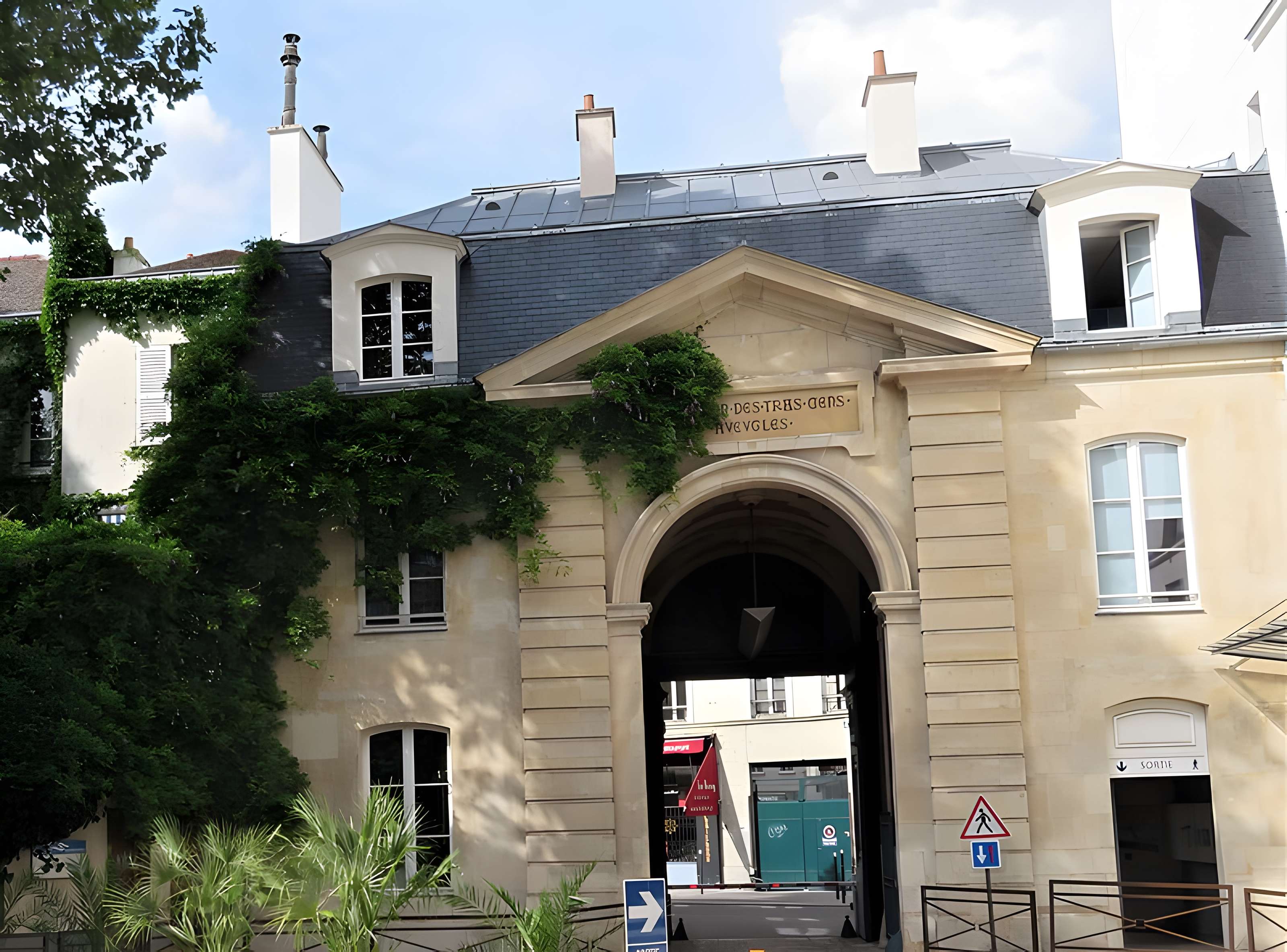 Ancienne caserne des Mousquetaires Noirs, dans l'actuel Hôpital des Quinze-Vingts (Centre d'ophtalmologie)