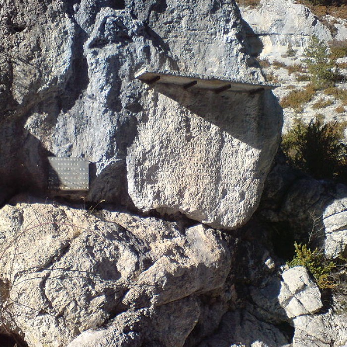 Photo de Roche ornée avec inscription gallo-romaine dite la Pierre Ecrite