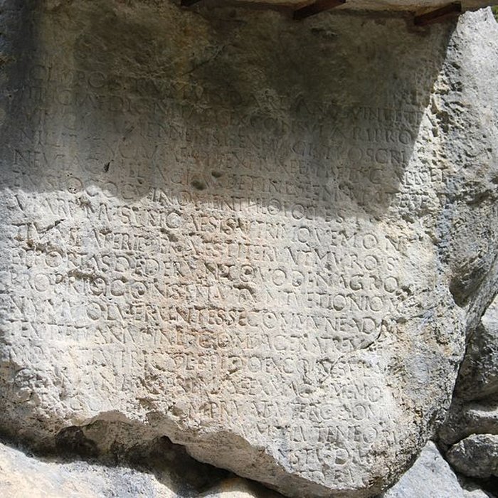 Photo de Roche ornée avec inscription gallo-romaine dite la Pierre Ecrite