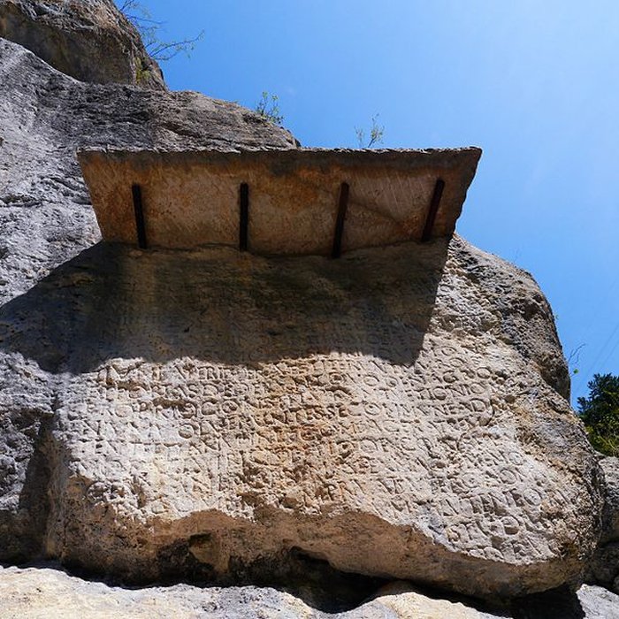 Photo de Roche ornée avec inscription gallo-romaine dite la Pierre Ecrite
