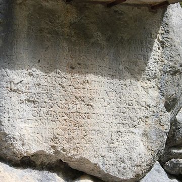 Roche ornée avec inscription gallo-romaine dite la Pierre Ecrite