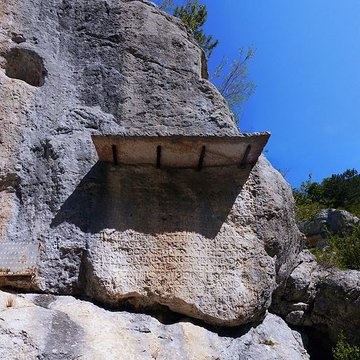 Roche ornée avec inscription gallo-romaine dite la Pierre Ecrite