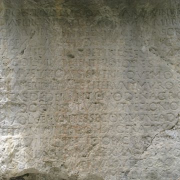 Roche ornée avec inscription gallo-romaine dite la Pierre Ecrite