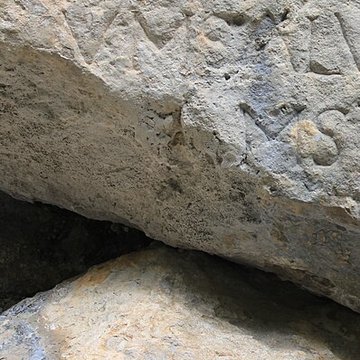 Roche ornée avec inscription gallo-romaine dite la Pierre Ecrite