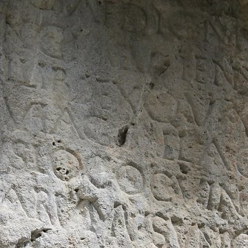 Roche ornée avec inscription gallo-romaine dite la Pierre Ecrite