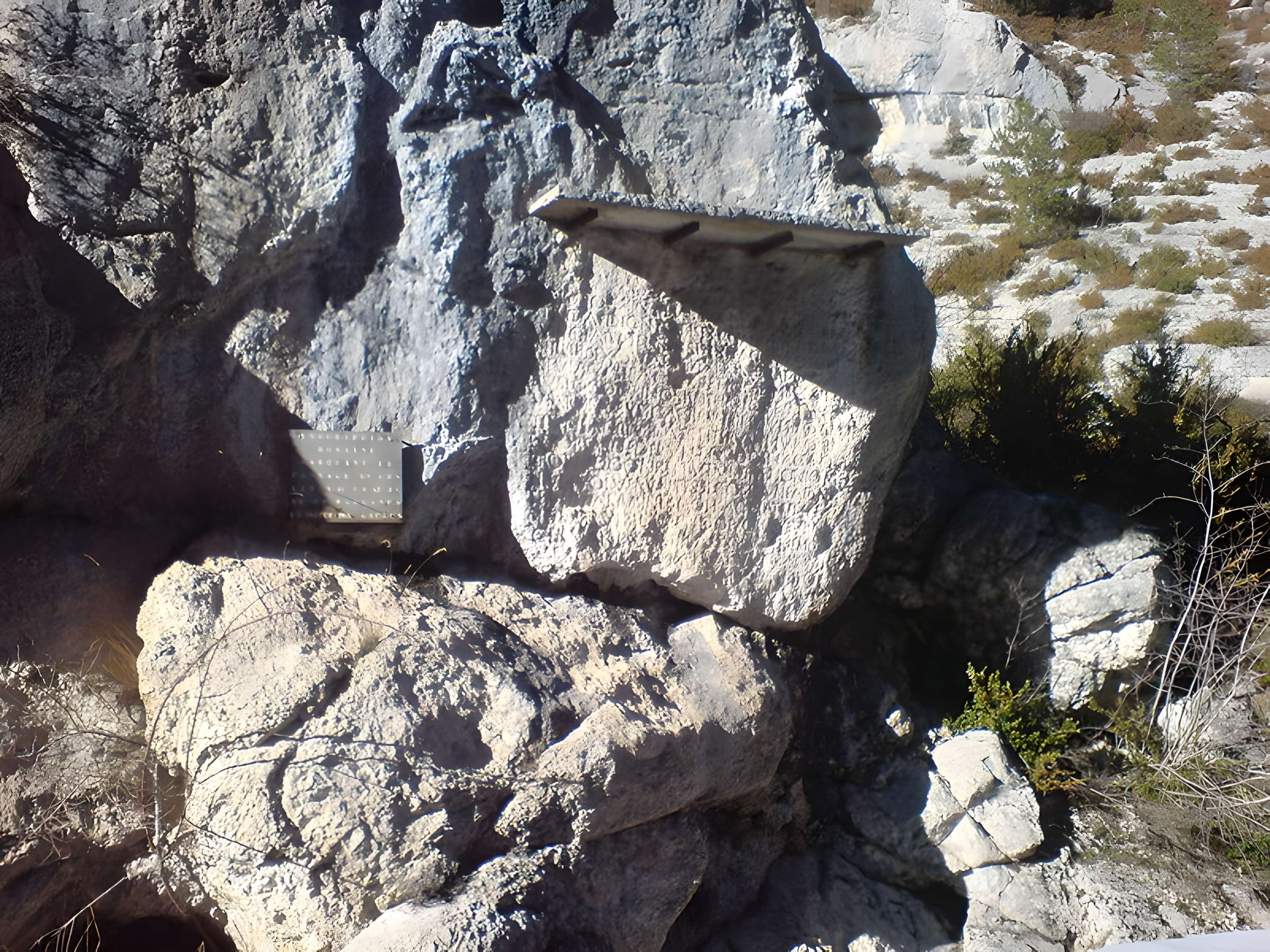 Inscription de la Pierre Écrite de Saint-Geniez 