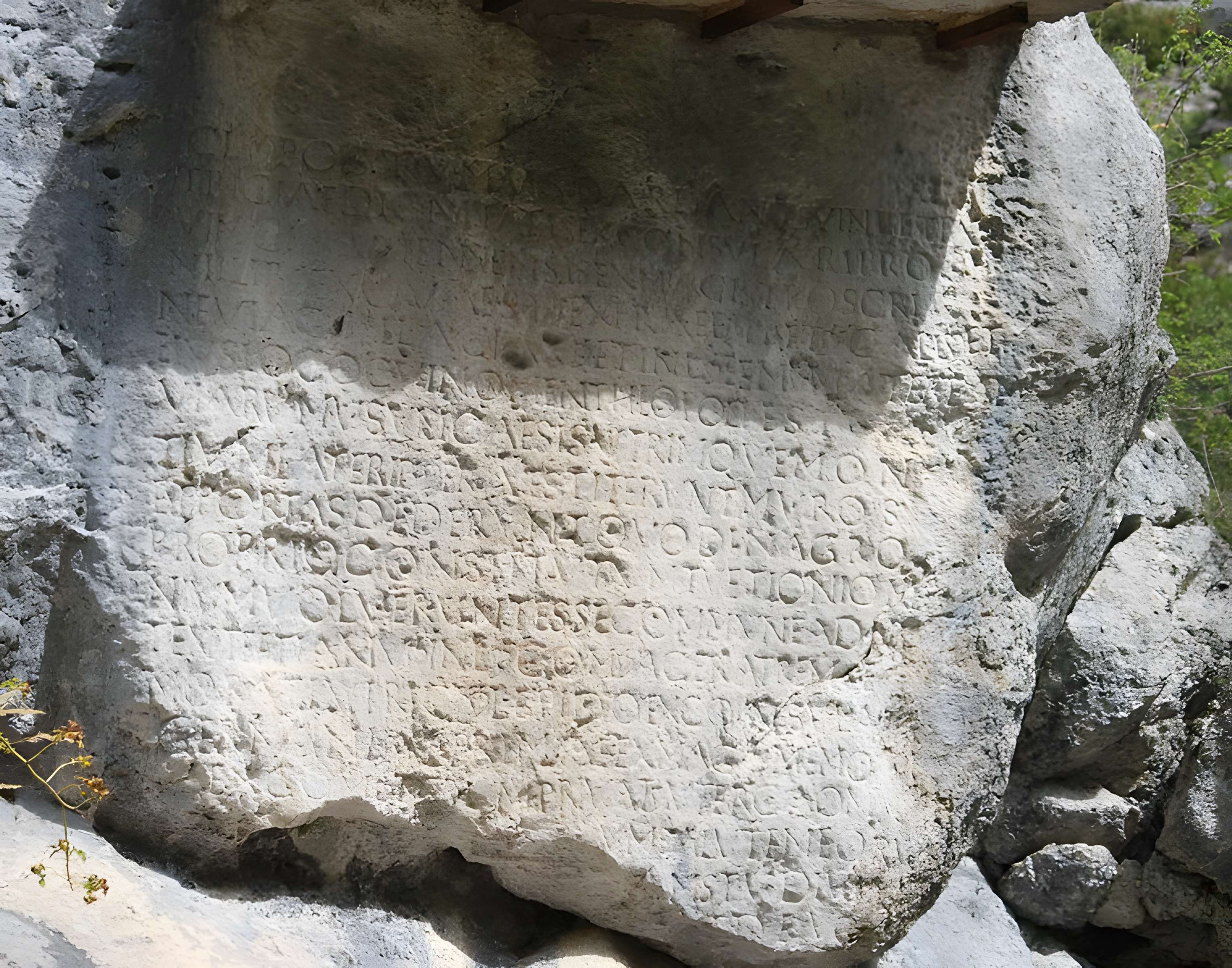 Roche ornée avec inscription gallo-romaine dite la Pierre Ecrite