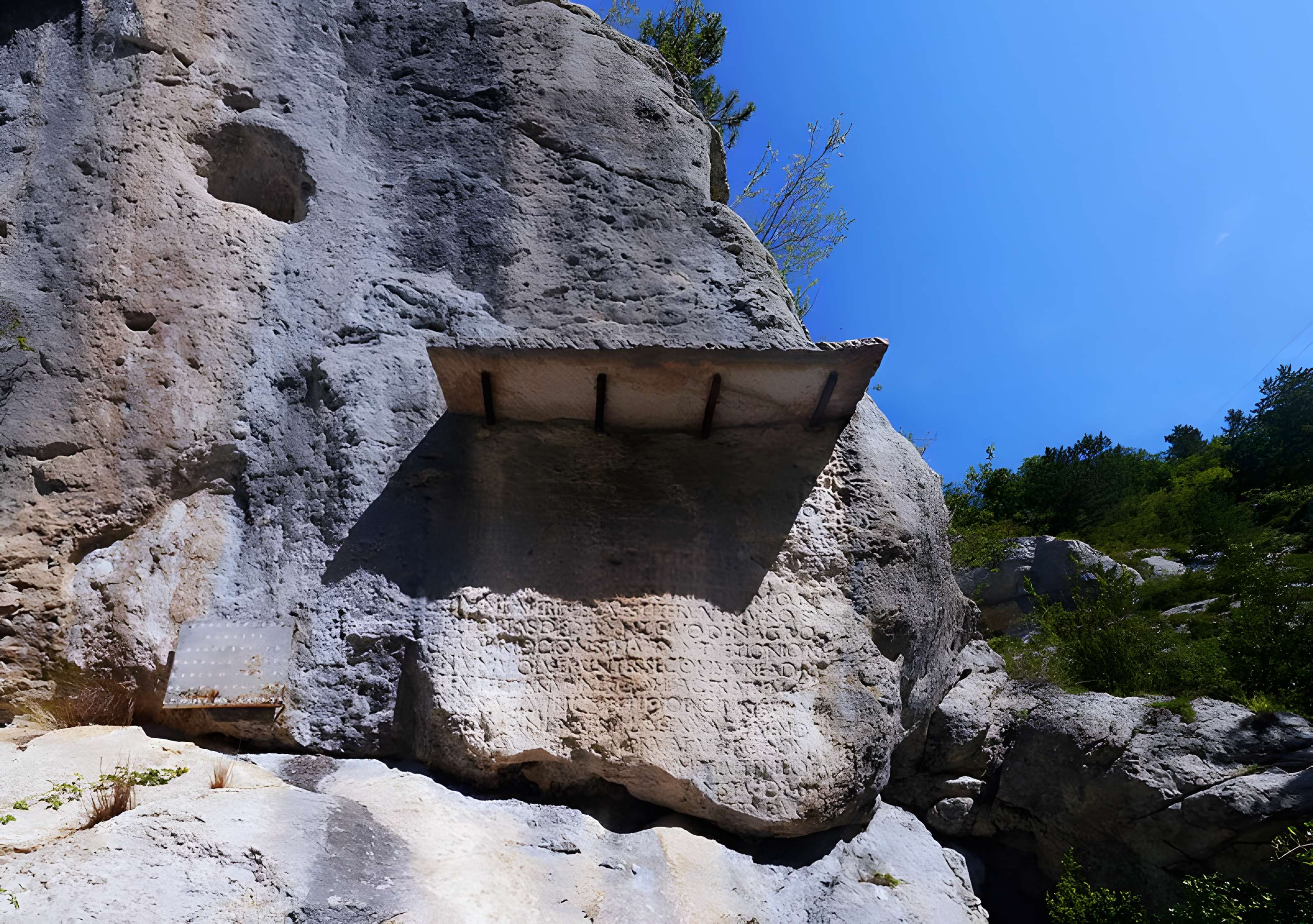 Roche ornée avec inscription gallo-romaine dite la Pierre Ecrite