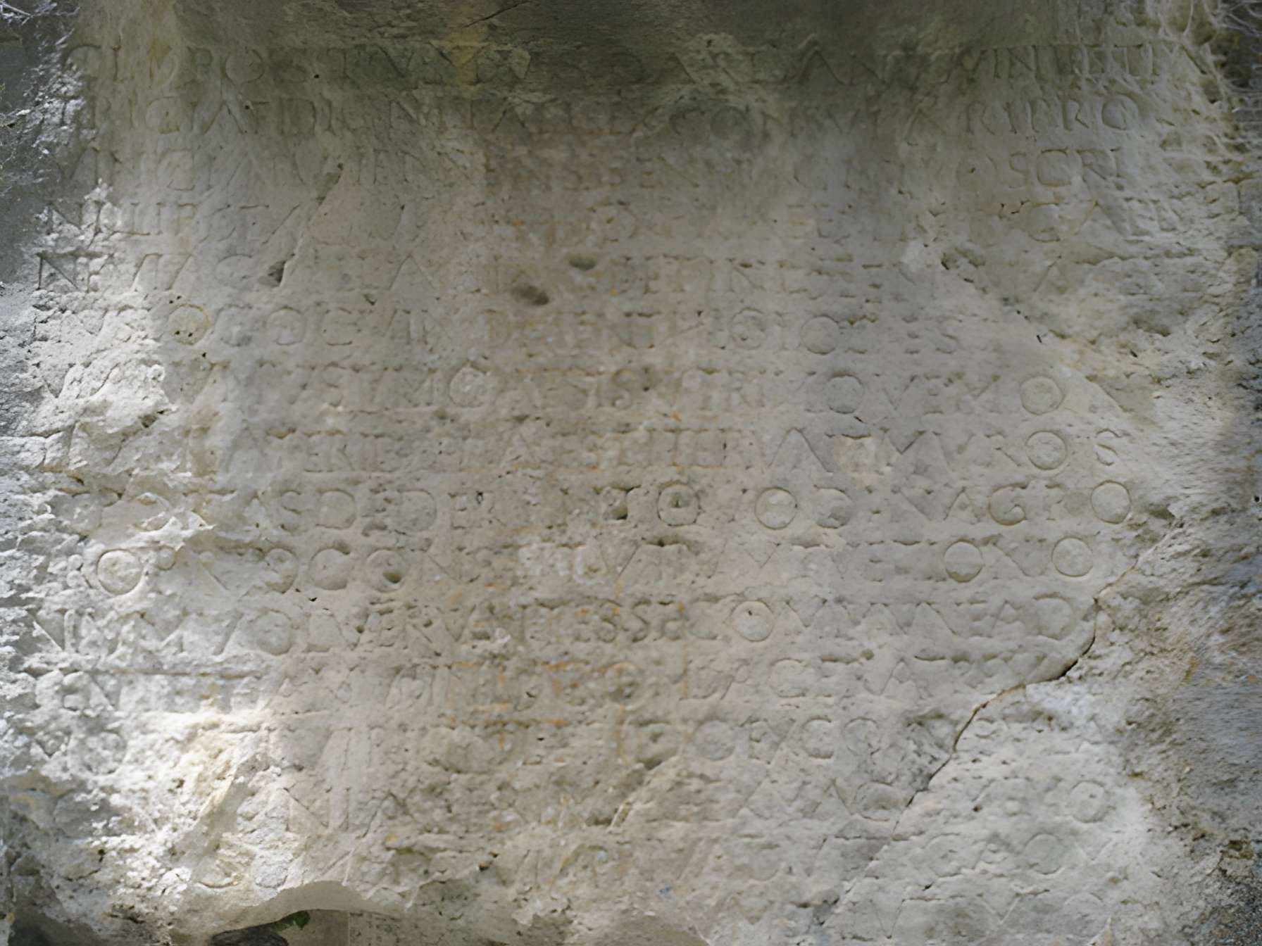 Roche ornée avec inscription gallo-romaine dite la Pierre Ecrite