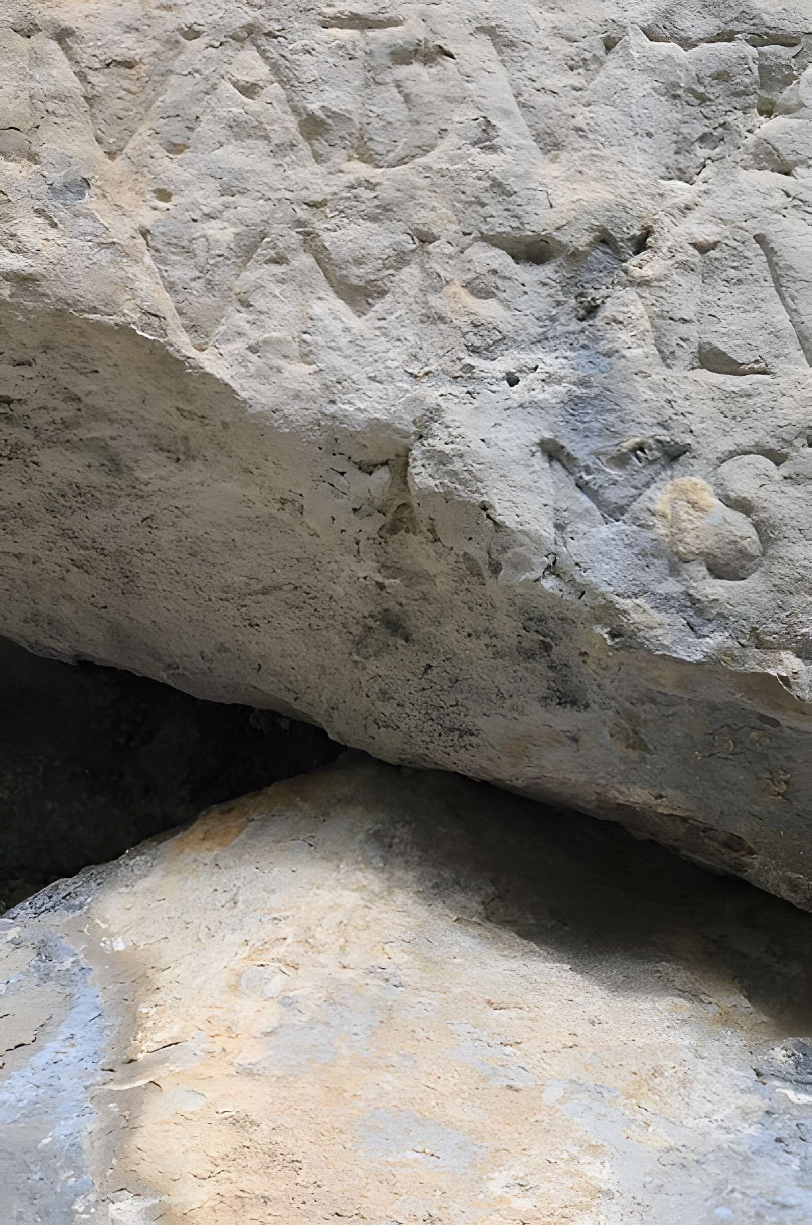 Roche ornée avec inscription gallo-romaine dite la Pierre Ecrite