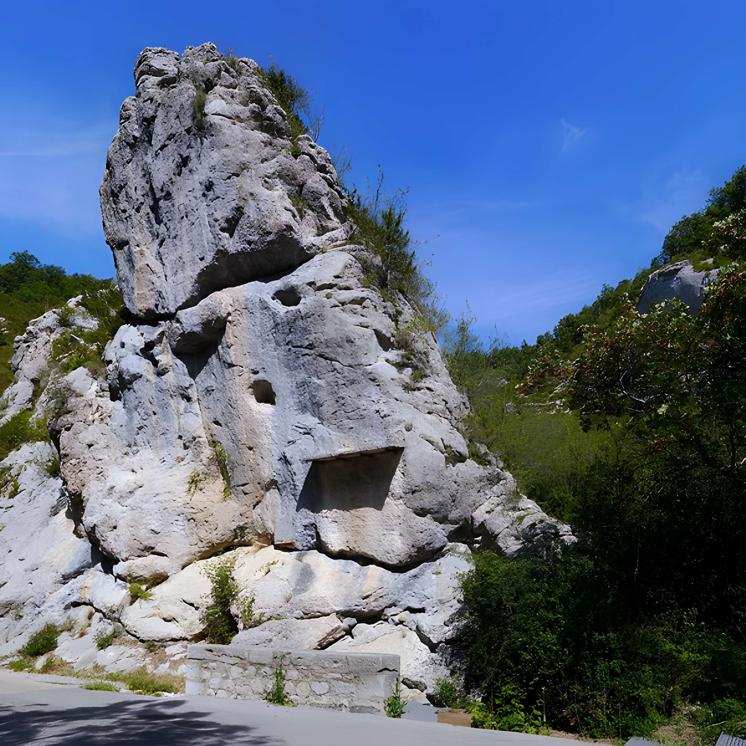 Roche ornée avec inscription gallo-romaine dite la Pierre Ecrite
