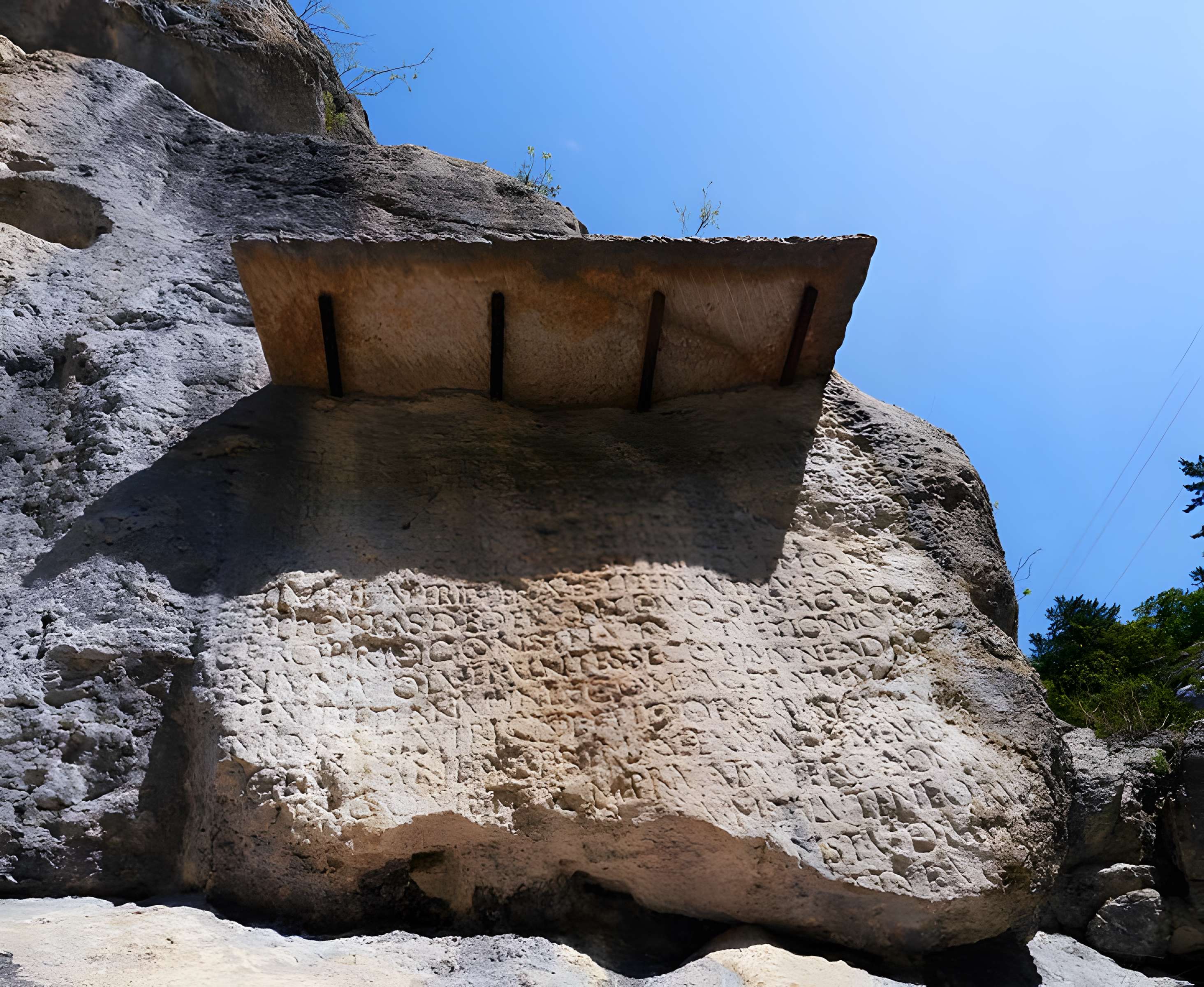 Roche ornée avec inscription gallo-romaine dite la Pierre Ecrite