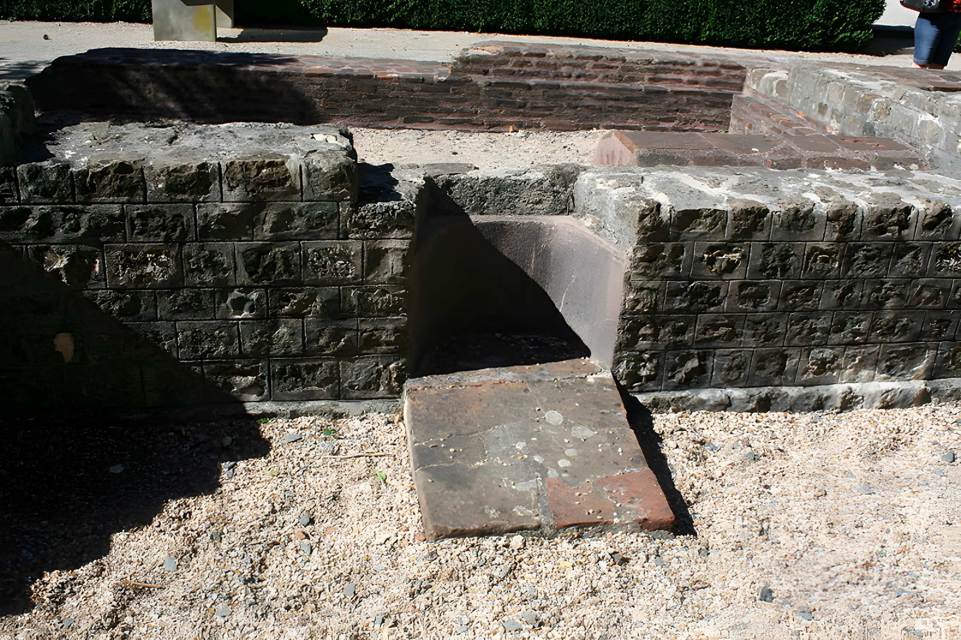 Jardin archéologique de l'hôpital de Lisieux