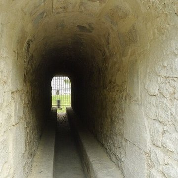 Ancien aqueduc des eaux de Rungis ou aqueduc Médicis également sur communes de Rungis, Arcueil, Fresnes, Cachan, LHay-les-Roses, Gentilly, dans le Val-de-Marne