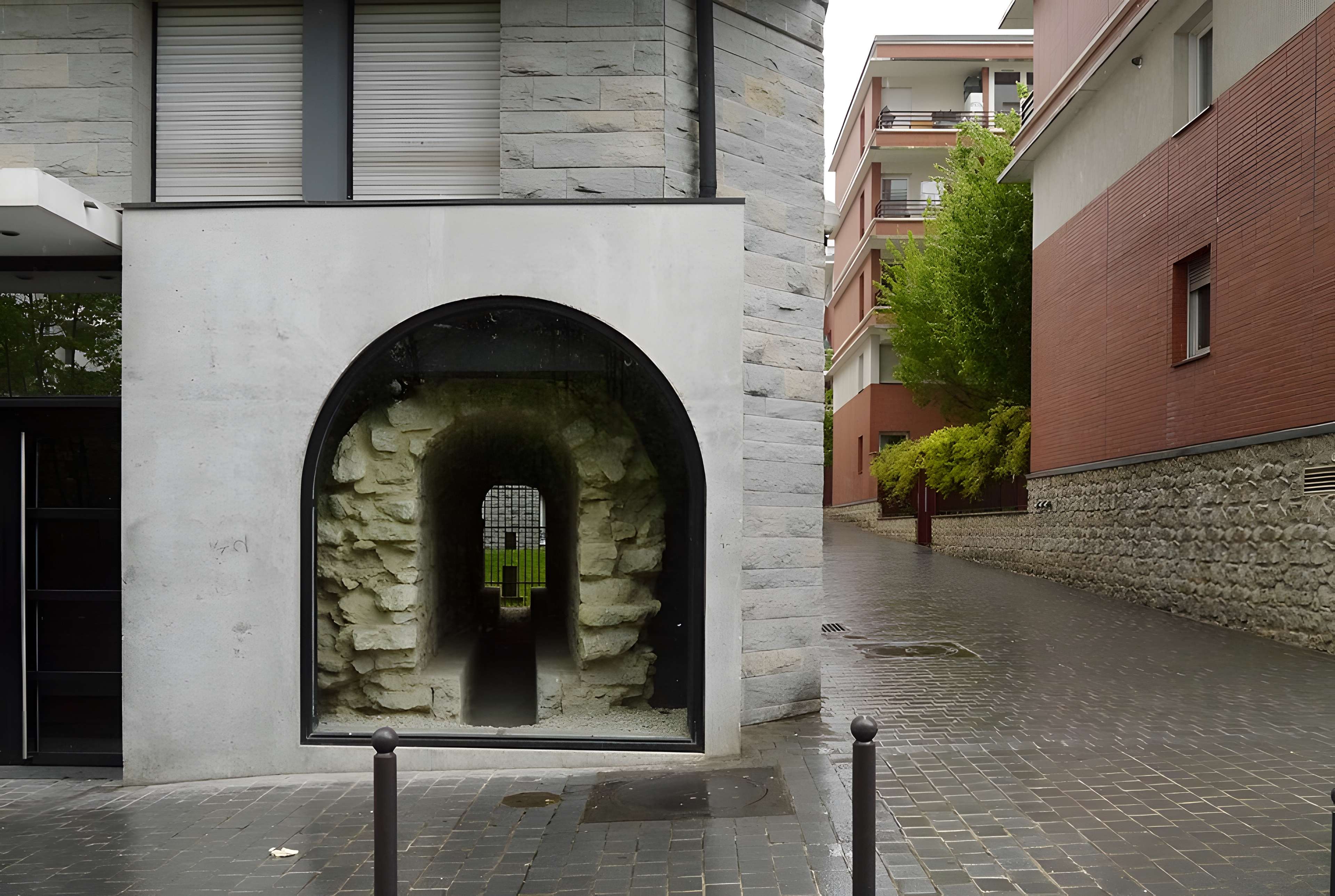 Ancien aqueduc des eaux de Rungis ou aqueduc Médicis (également sur communes de Rungis, Arcueil, Fresnes, Cachan, L'Hay-les-Roses, Gentilly, dans le Val-de-Marne)