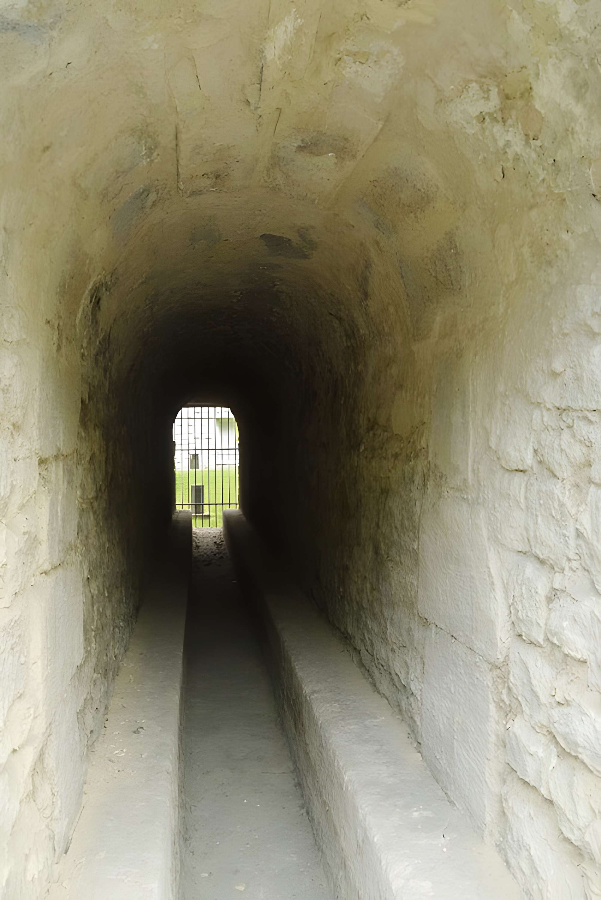 Ancien aqueduc des eaux de Rungis ou aqueduc Médicis (également sur communes de Rungis, Arcueil, Fresnes, Cachan, L'Hay-les-Roses, Gentilly, dans le Val-de-Marne)