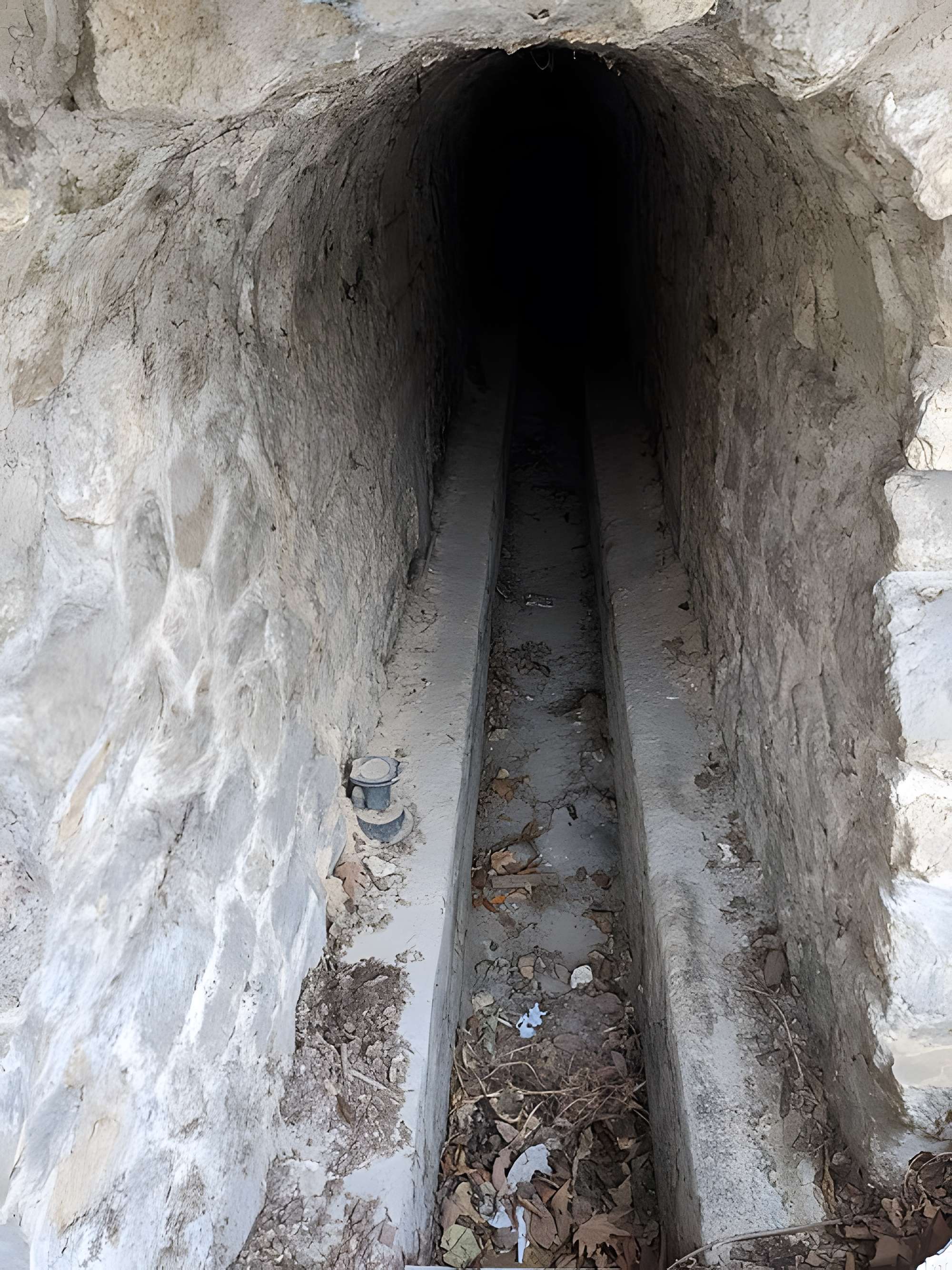 Ancien aqueduc des eaux de Rungis ou aqueduc Médicis (également sur communes de Rungis, Arcueil, Fresnes, Cachan, L'Hay-les-Roses, Gentilly, dans le Val-de-Marne)