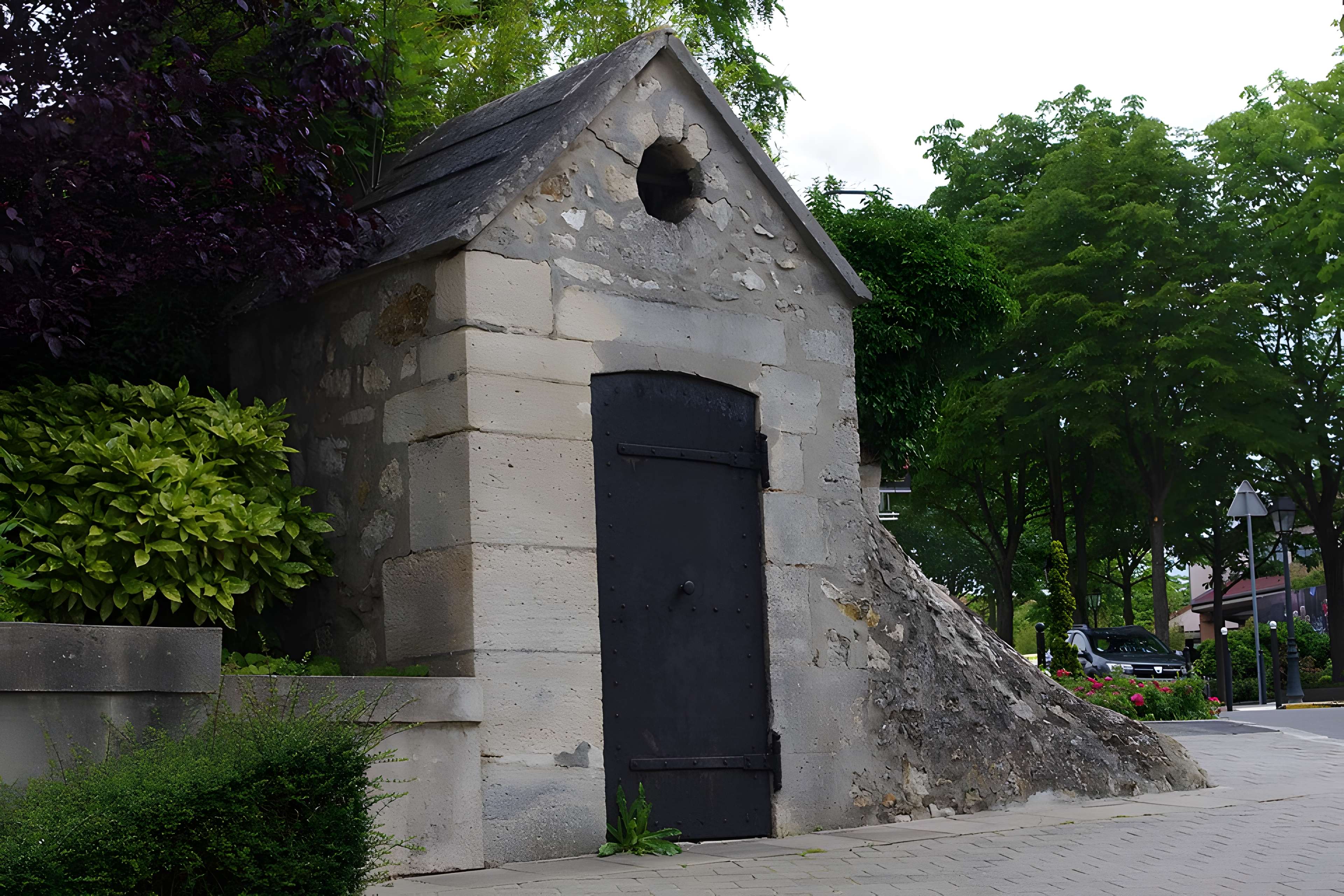 Ancien aqueduc des eaux de Rungis ou aqueduc Médicis (également sur communes de Rungis, Arcueil, Fresnes, Cachan, L'Hay-les-Roses, Gentilly, dans le Val-de-Marne)