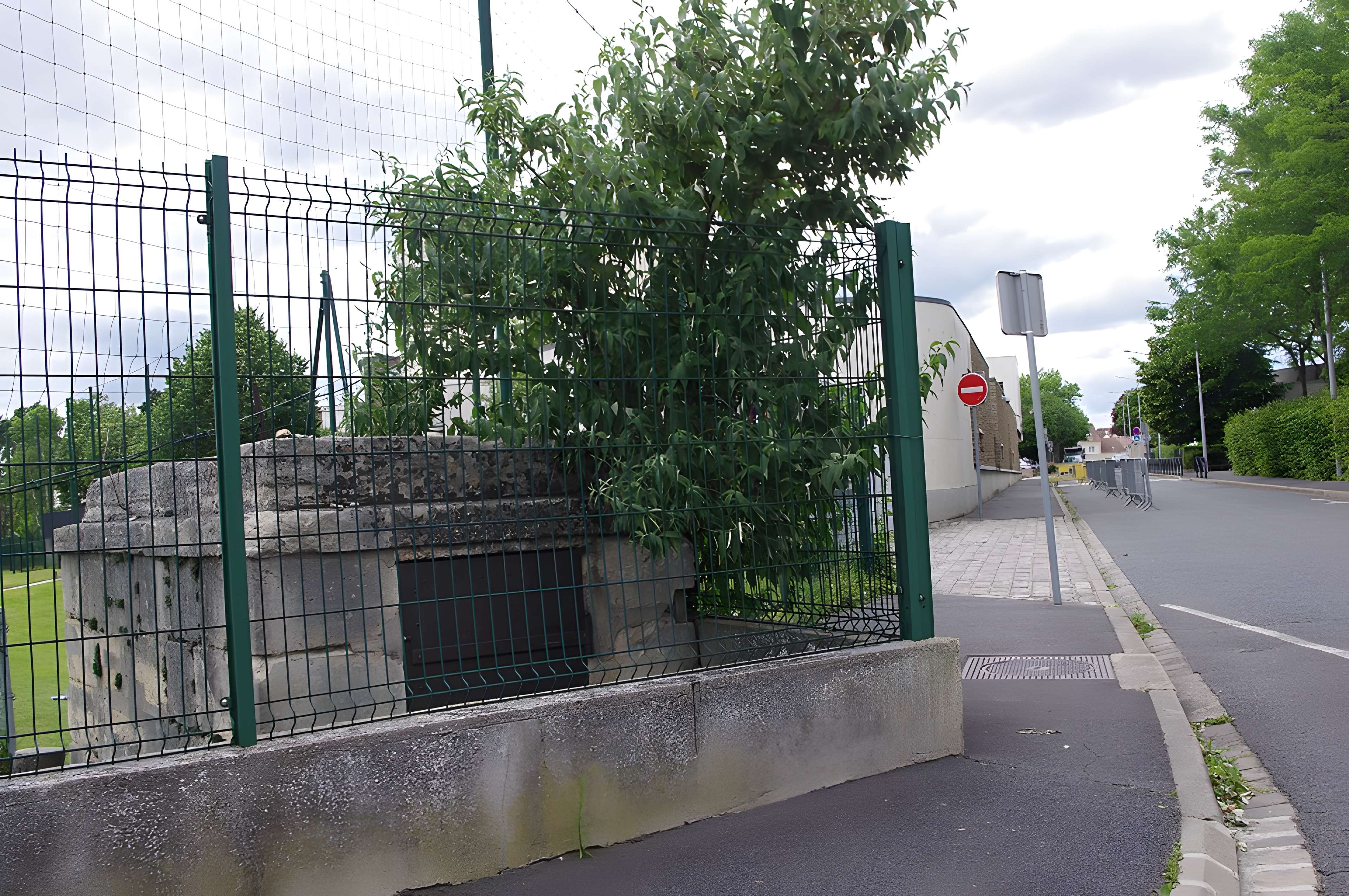 Ancien aqueduc des eaux de Rungis ou aqueduc Médicis (également sur communes de Rungis, Arcueil, Fresnes, Cachan, L'Hay-les-Roses, Gentilly, dans le Val-de-Marne)
