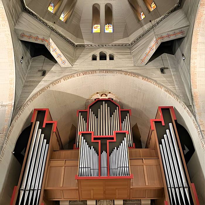 Photo de Chiesa di San Pietro di Chaillot