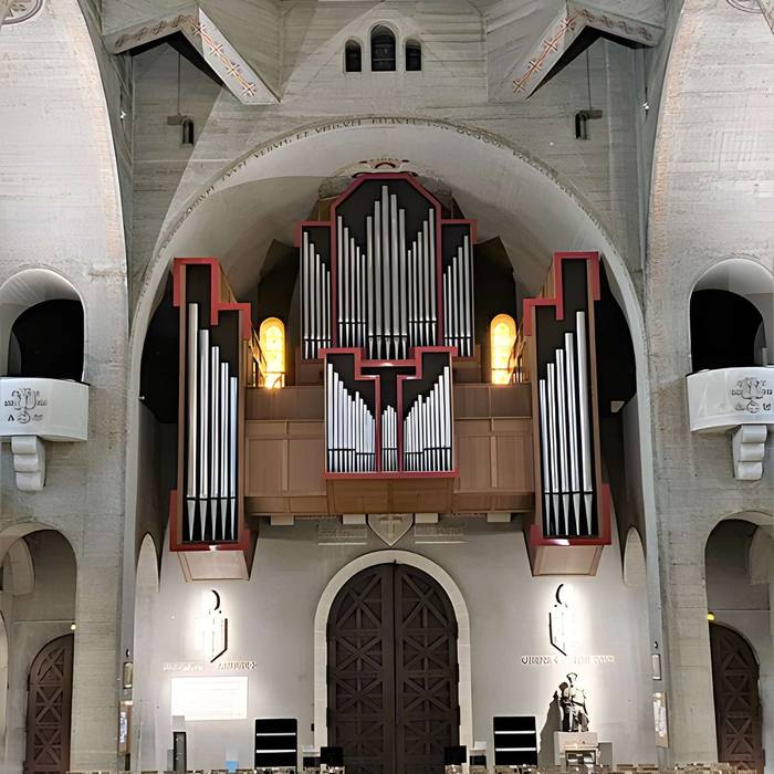 Photo de Chiesa di San Pietro di Chaillot