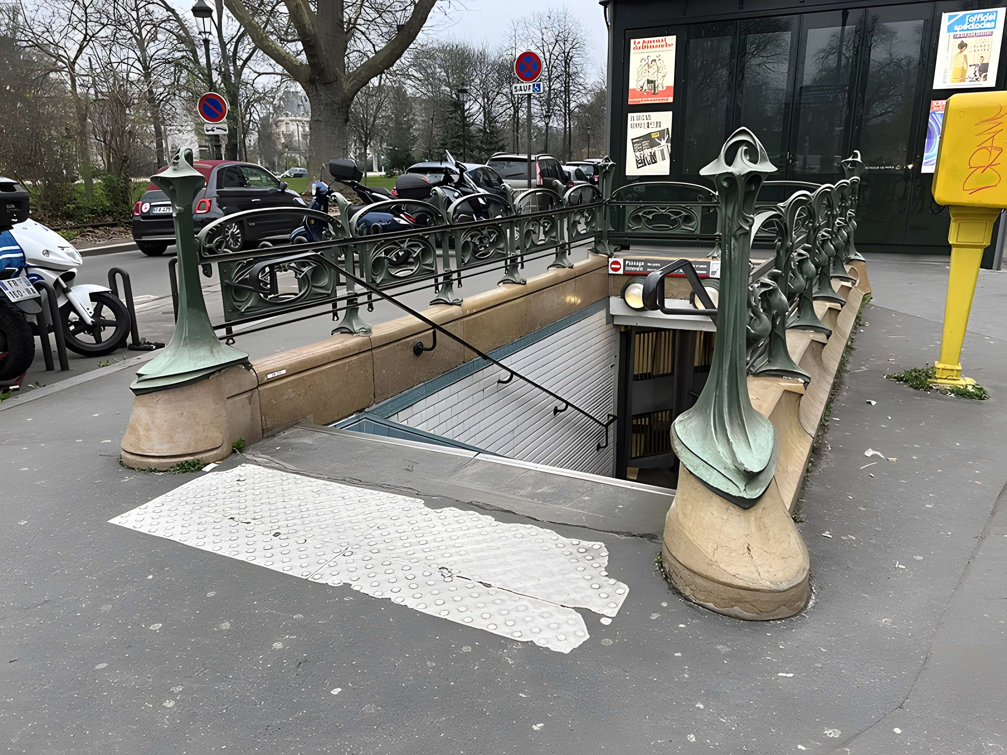 Métropolitain, station Boissière