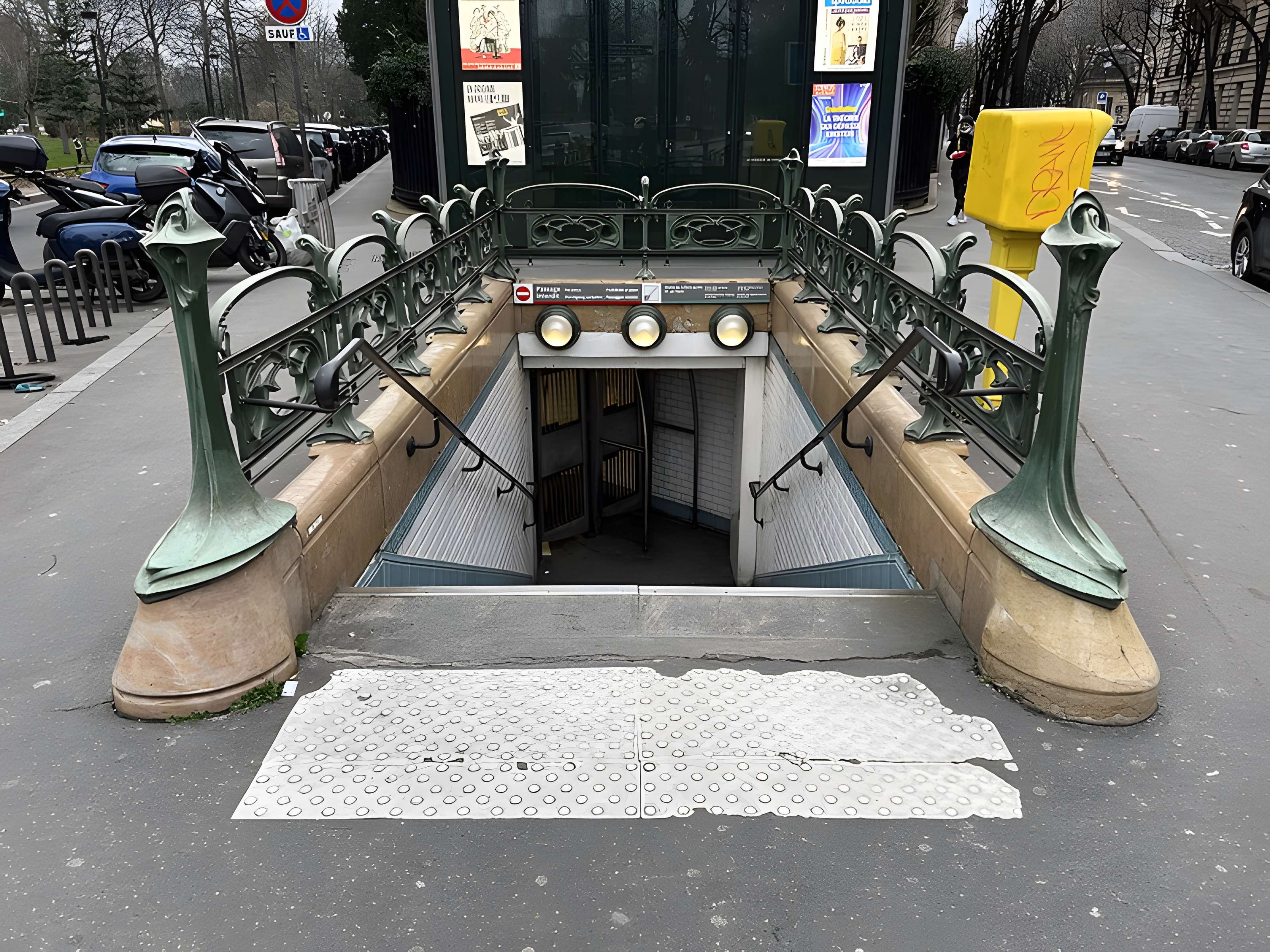 Métropolitain, station Boissière