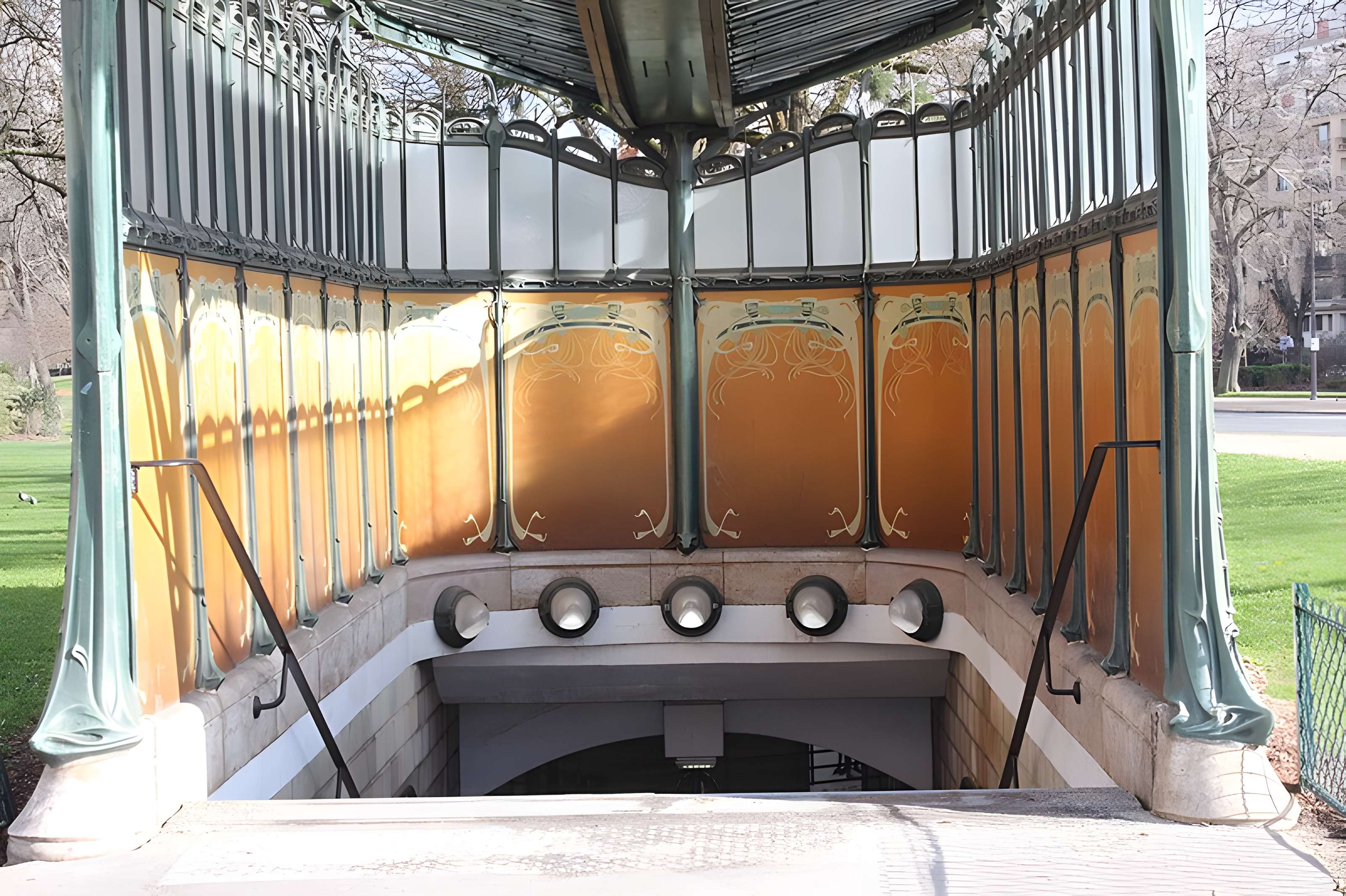 Métropolitain, station Boissière