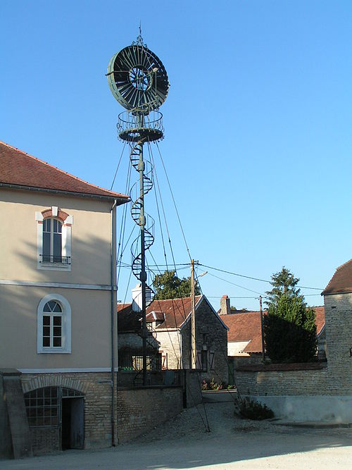 Photo de Mairie-lavoir et éolienne d'Arthonnay