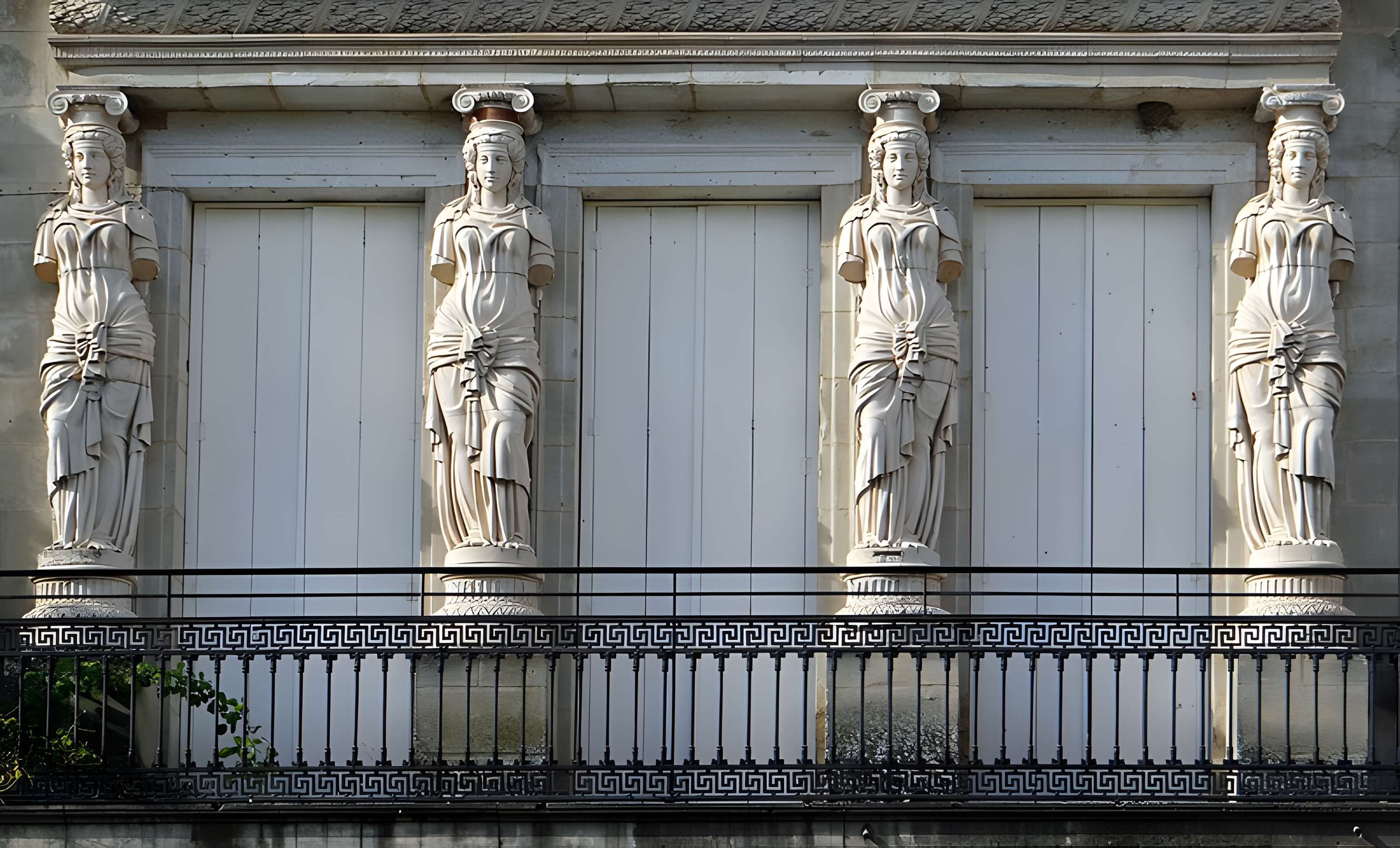 Maison à cariatides, Rue Eugène-Mazelié à Lauzun