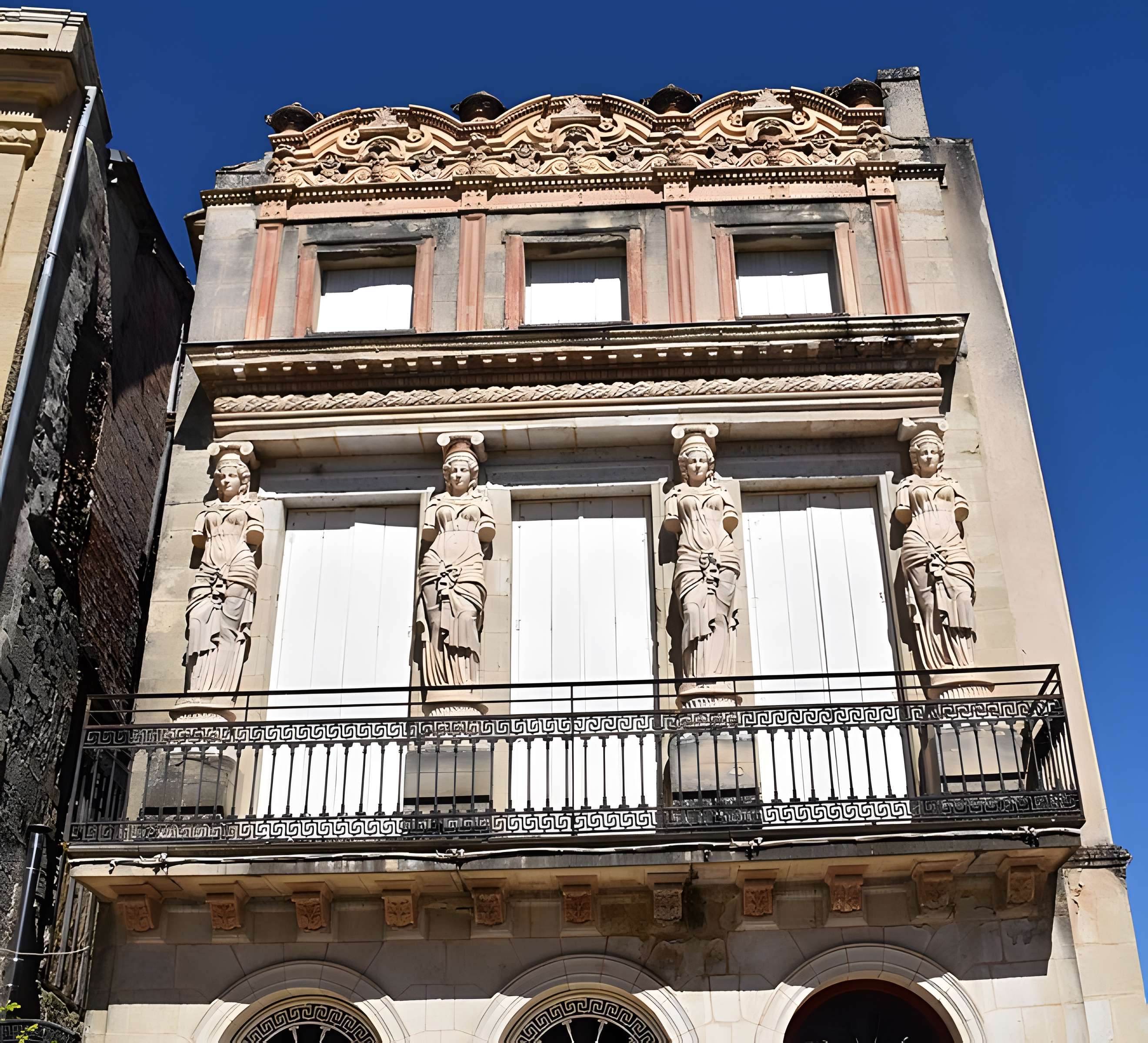 Maison à cariatides, Rue Eugène-Mazelié à Lauzun
