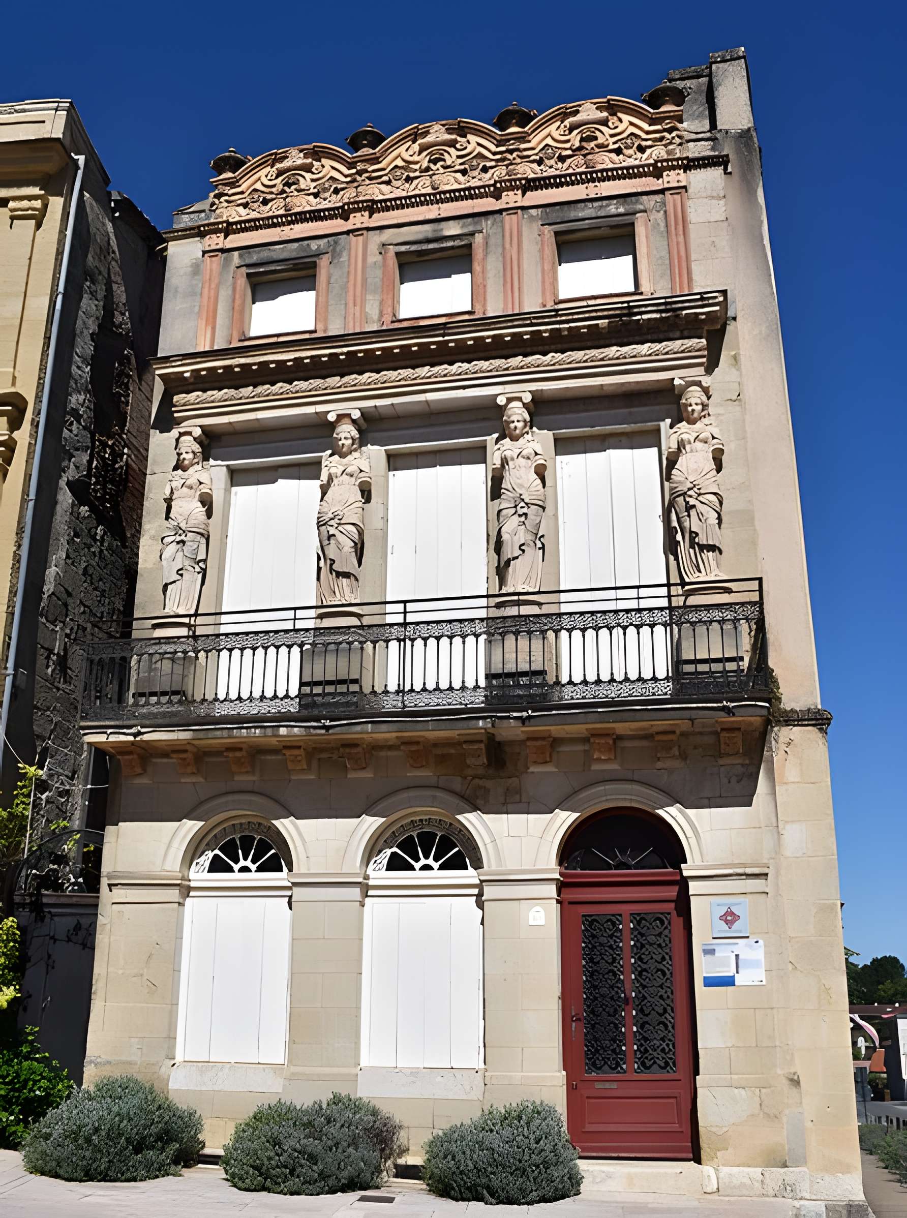 Maison à cariatides, Rue Eugène-Mazelié à Lauzun