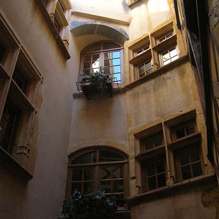 Photo de Maison à pans de bois, 54 Rue de la République à Beaujeu