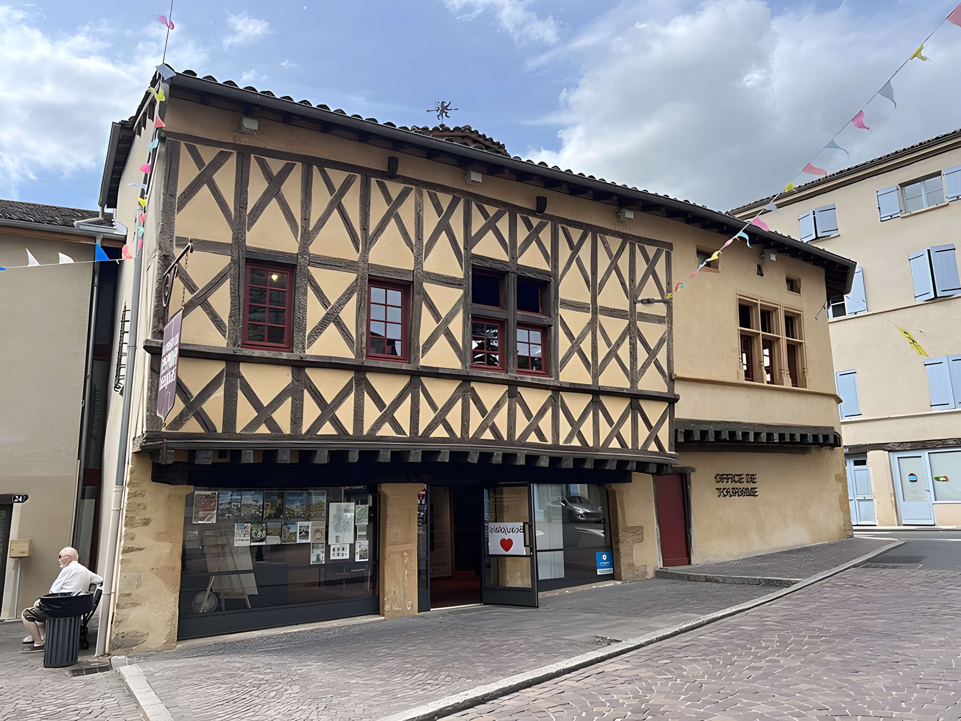 Maison à pans de bois, 54 Rue de la République à Beaujeu