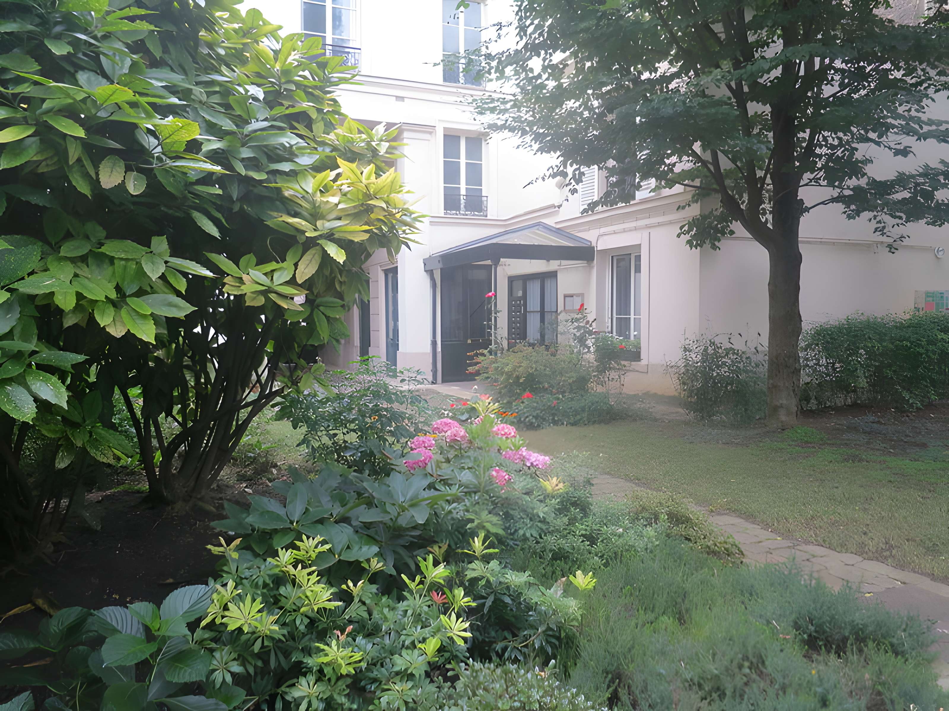 Hôtel, au fond du jardin