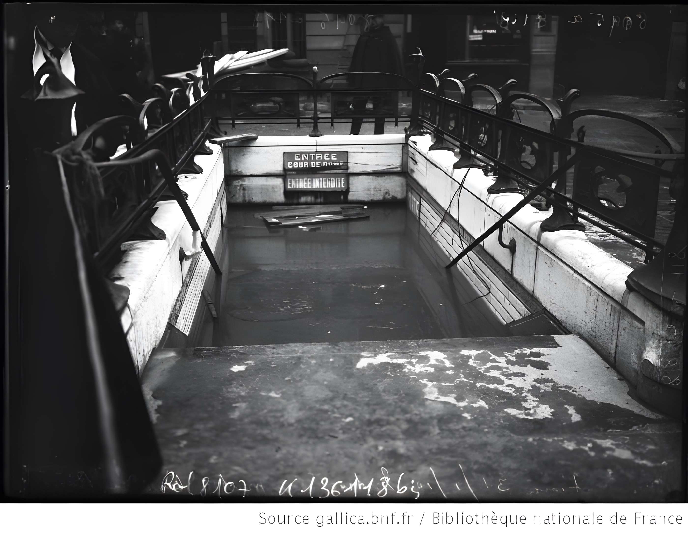 Métropolitain, station Europe