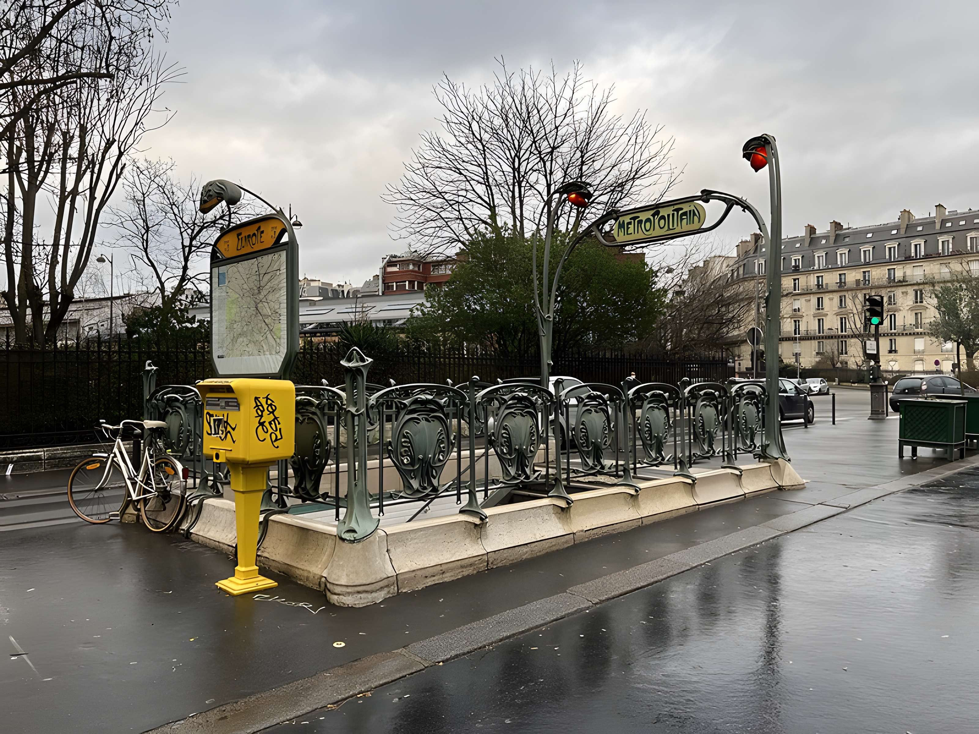 Métropolitain, station Europe